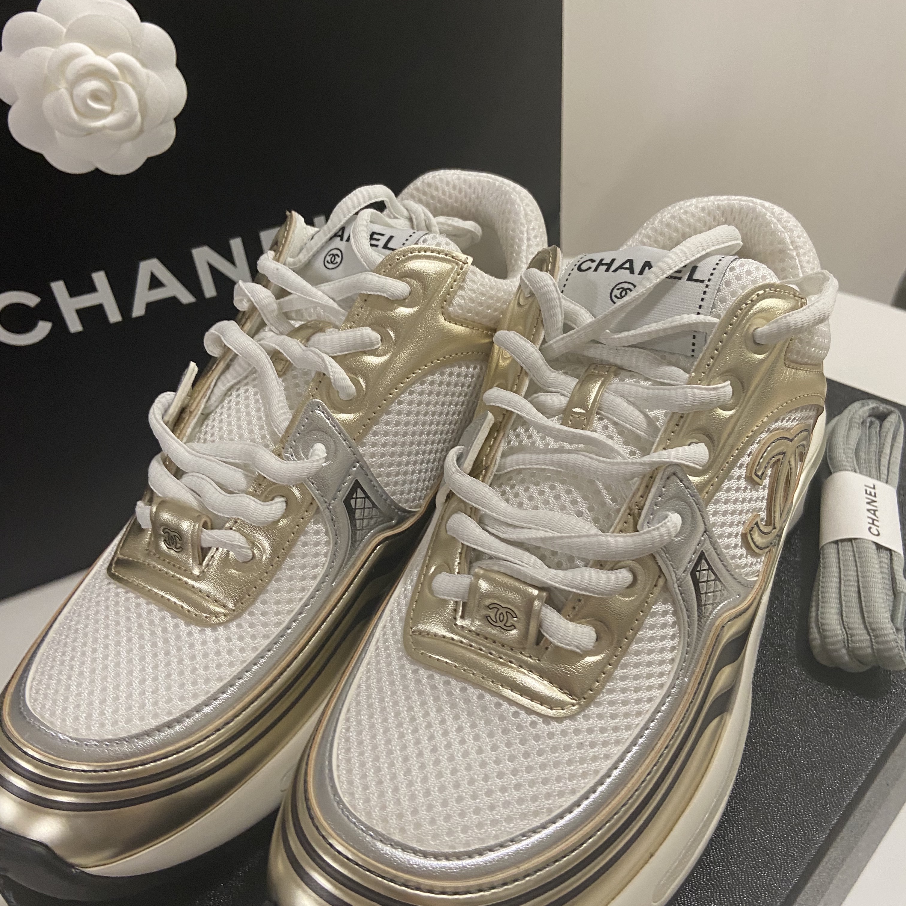 (W) Chanel Sneakers Fabric Laminated & White Gold Silver 착용 스타일 - 3