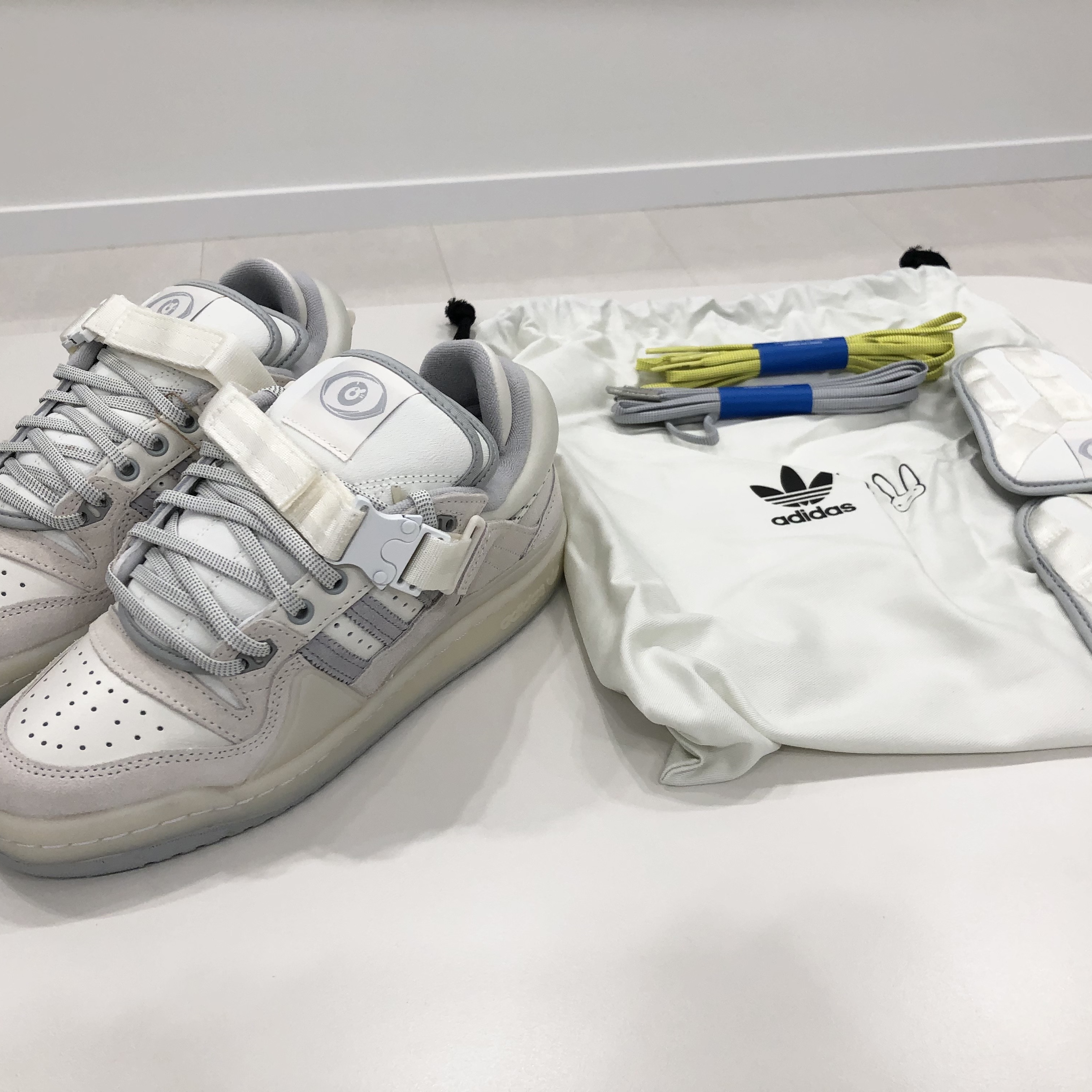 Adidas x Bad Bunny Forum Low Cloud White Clear Onix 착용 스타일 - 1