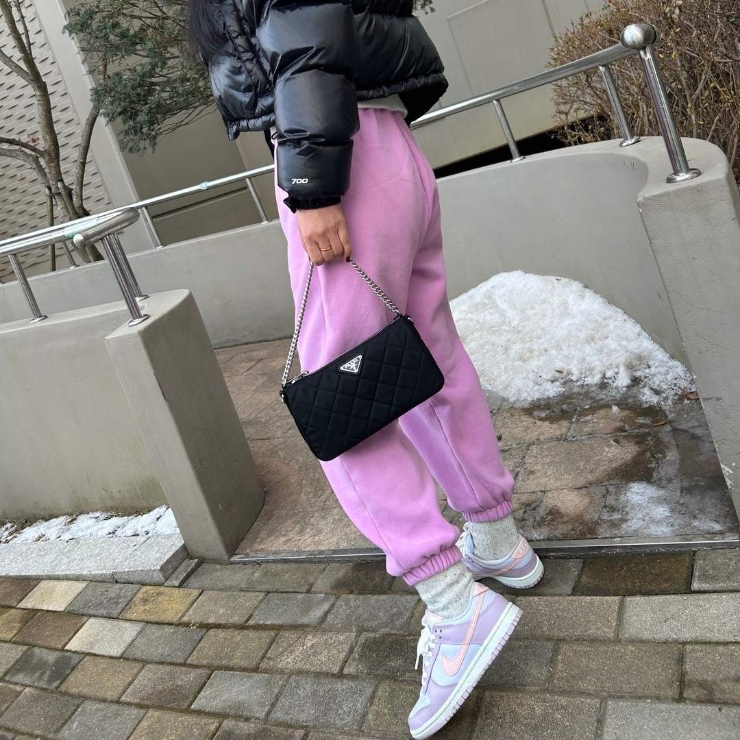 Prada Nylon Quilted Chain Shoulder Bag Black, (W) Nike Dunk Low Atmosphere Pink 착용 스타일 - 1