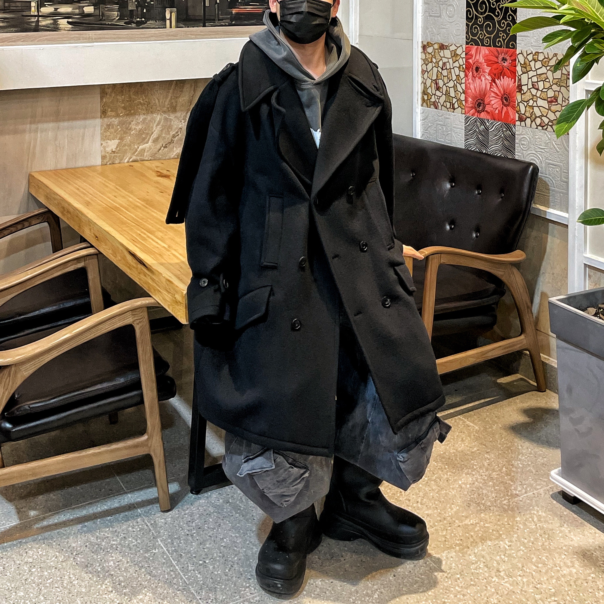 Balenciaga x Crocs Rubber Boot Black 착용 스타일 - 3