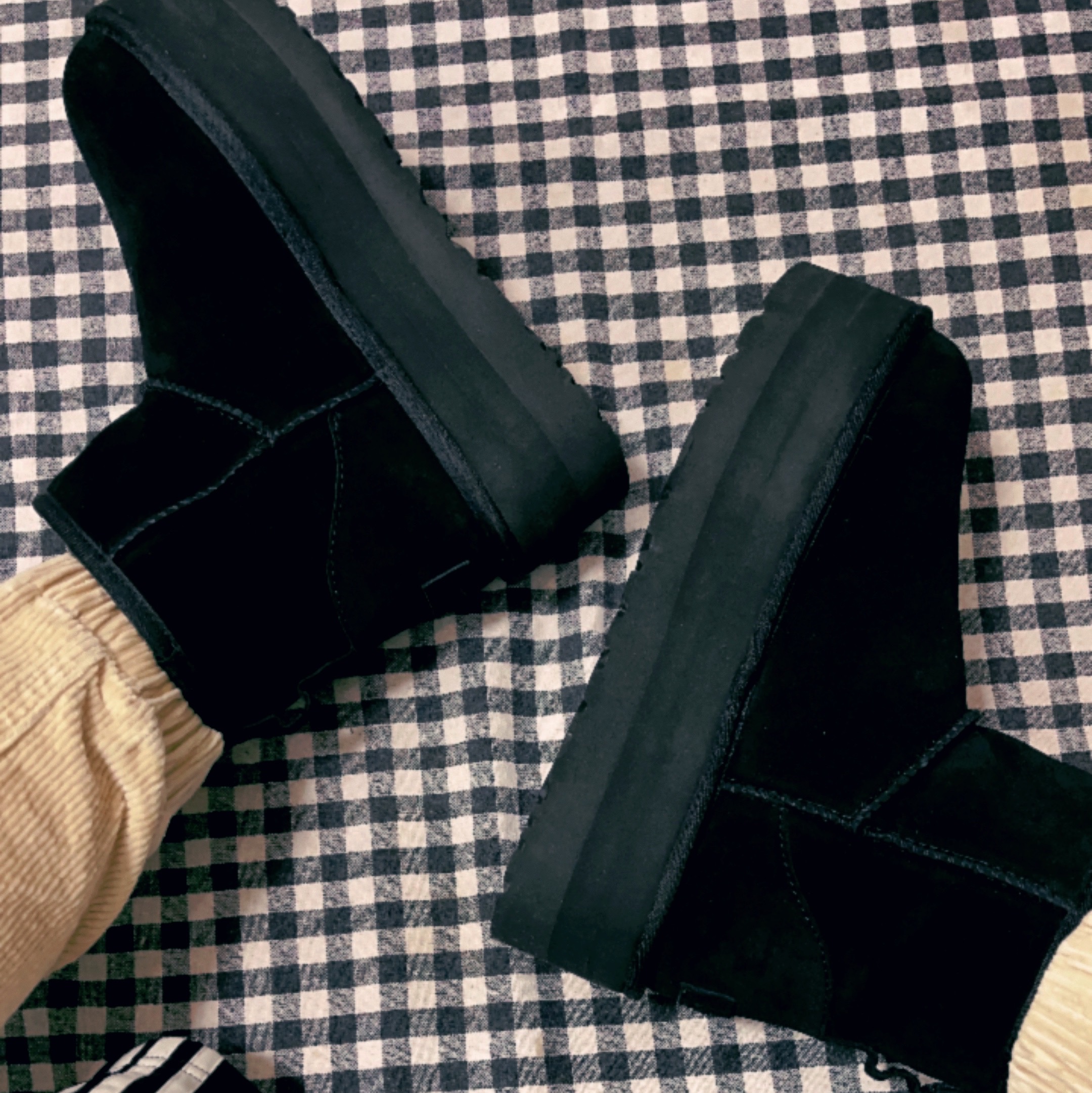 (W) UGG Classic Mini Platform Boots Black 착용 스타일 - 2