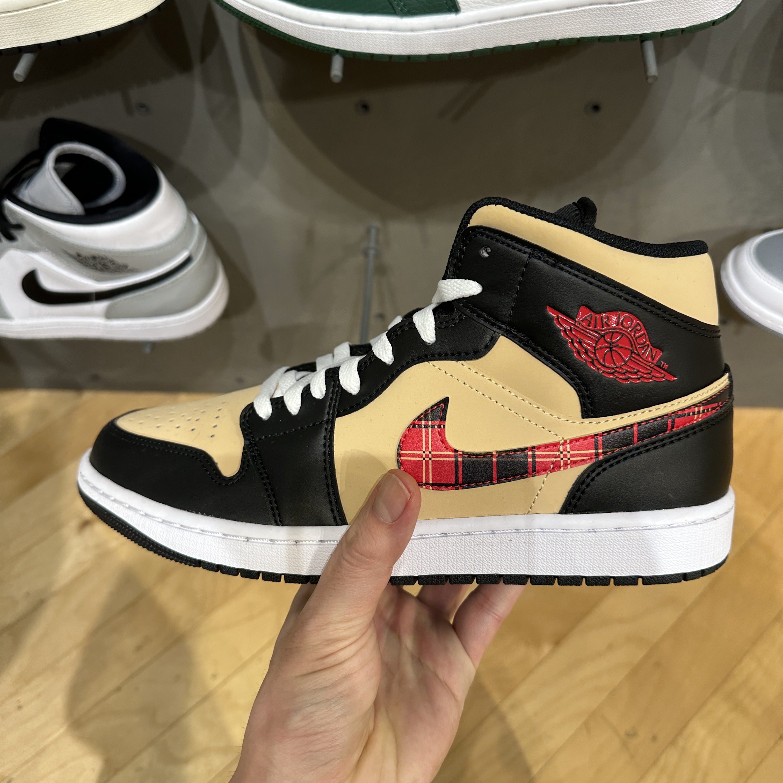Jordan 1 Mid SE Black Multicolor 착용 스타일 - 1