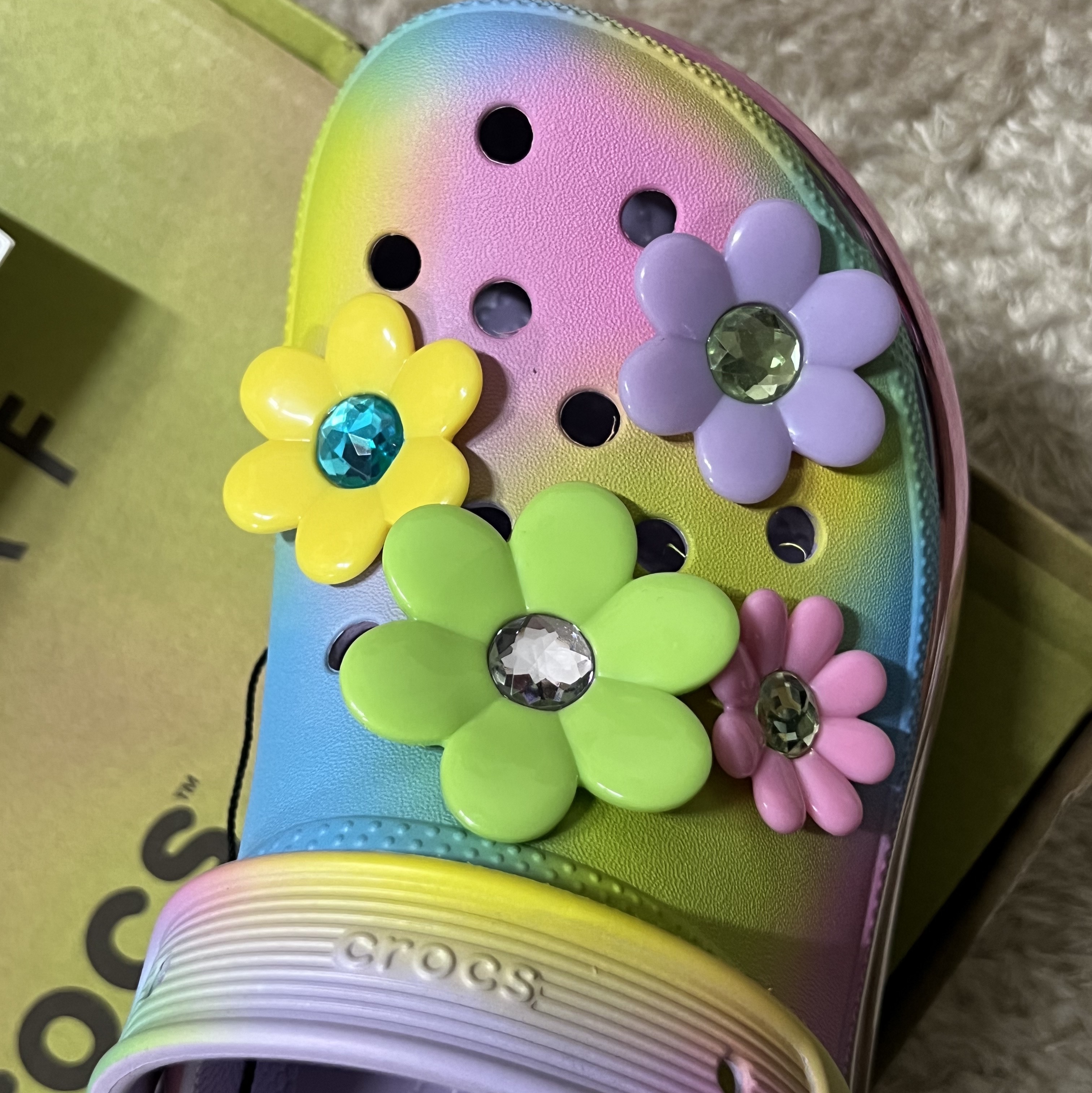 Crocs x Lazy Oaf Mega Crush Clog Multi 착용 스타일 - 3