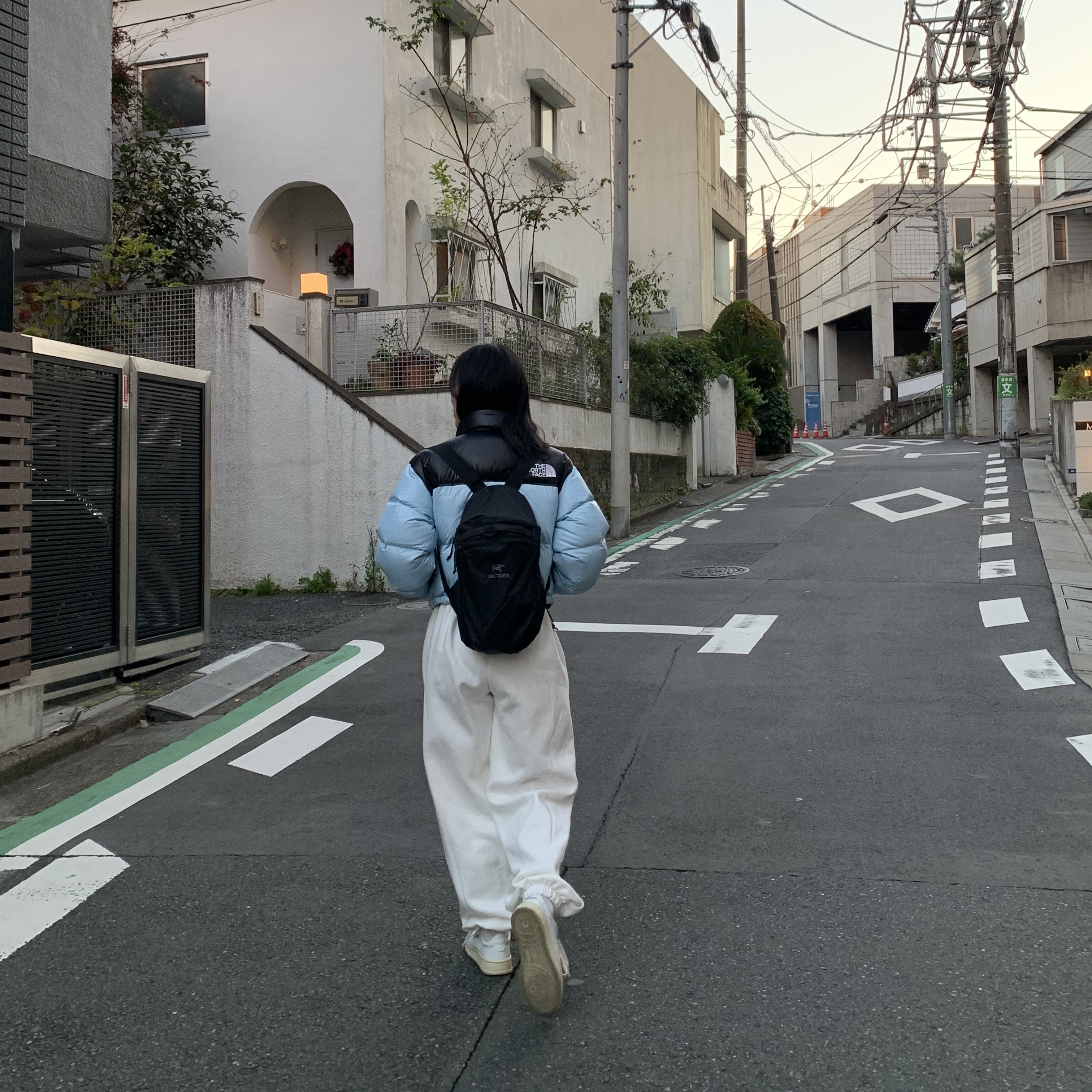 (W) The North Face Nuptse Short Jacket Beta Blue, Arc'teryx Index 15 Backpack Black 착용 스타일 - 2