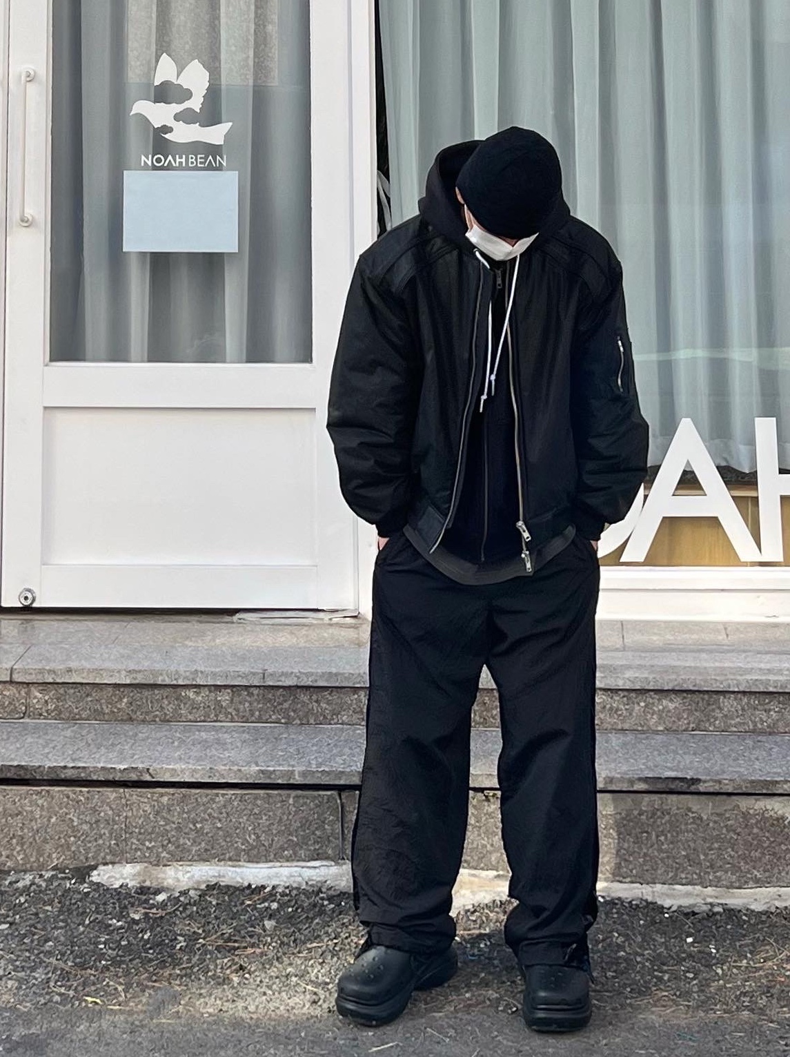 Nike NRG Solo Swoosh Full Zip Hoodie Black - Asia, Balenciaga x Crocs Rubber Boot Black 착용 스타일 - 1