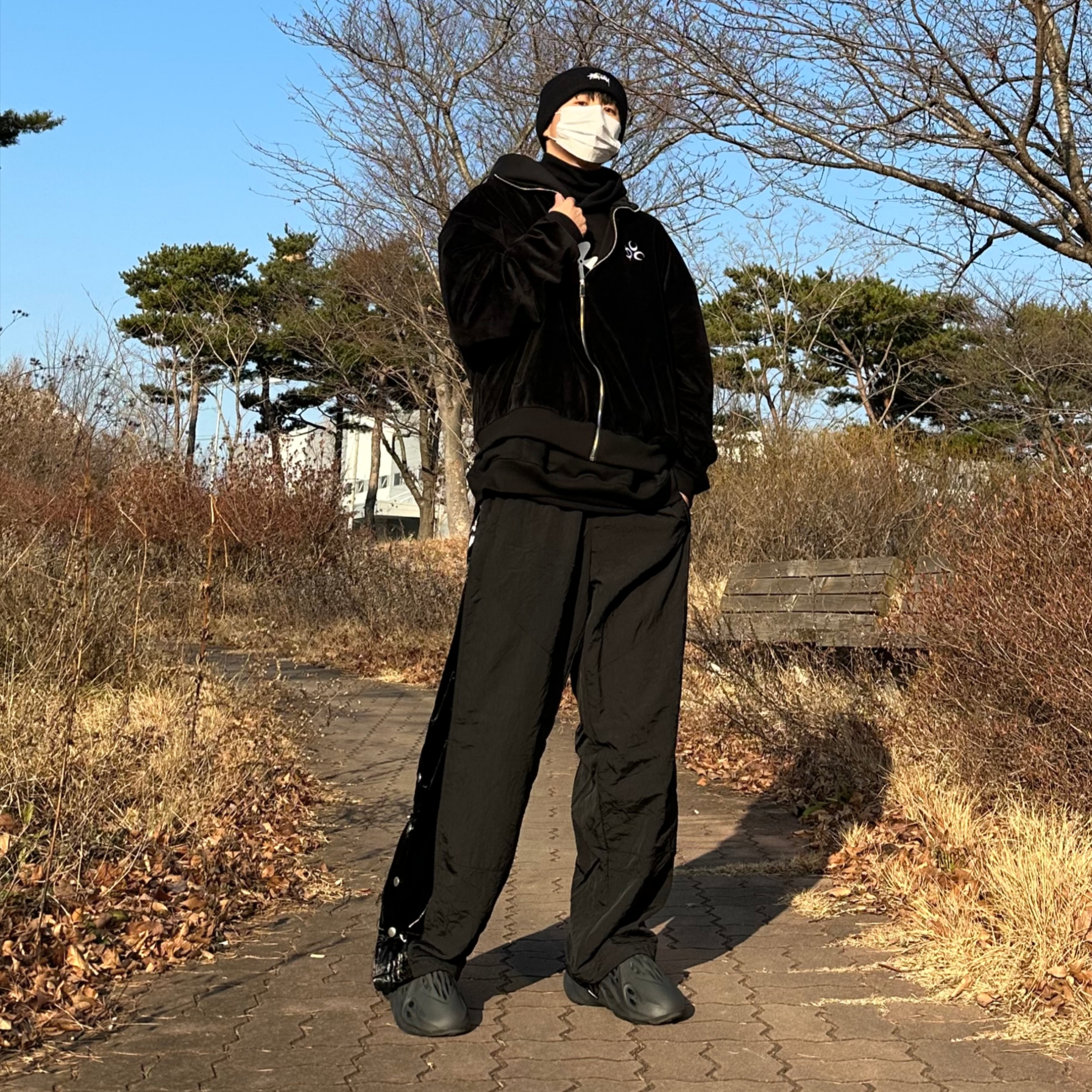 Stussy Basic Cuff Beanie Black, Adidas Yeezy Foam RNNR Onyx 착용 스타일 - 5