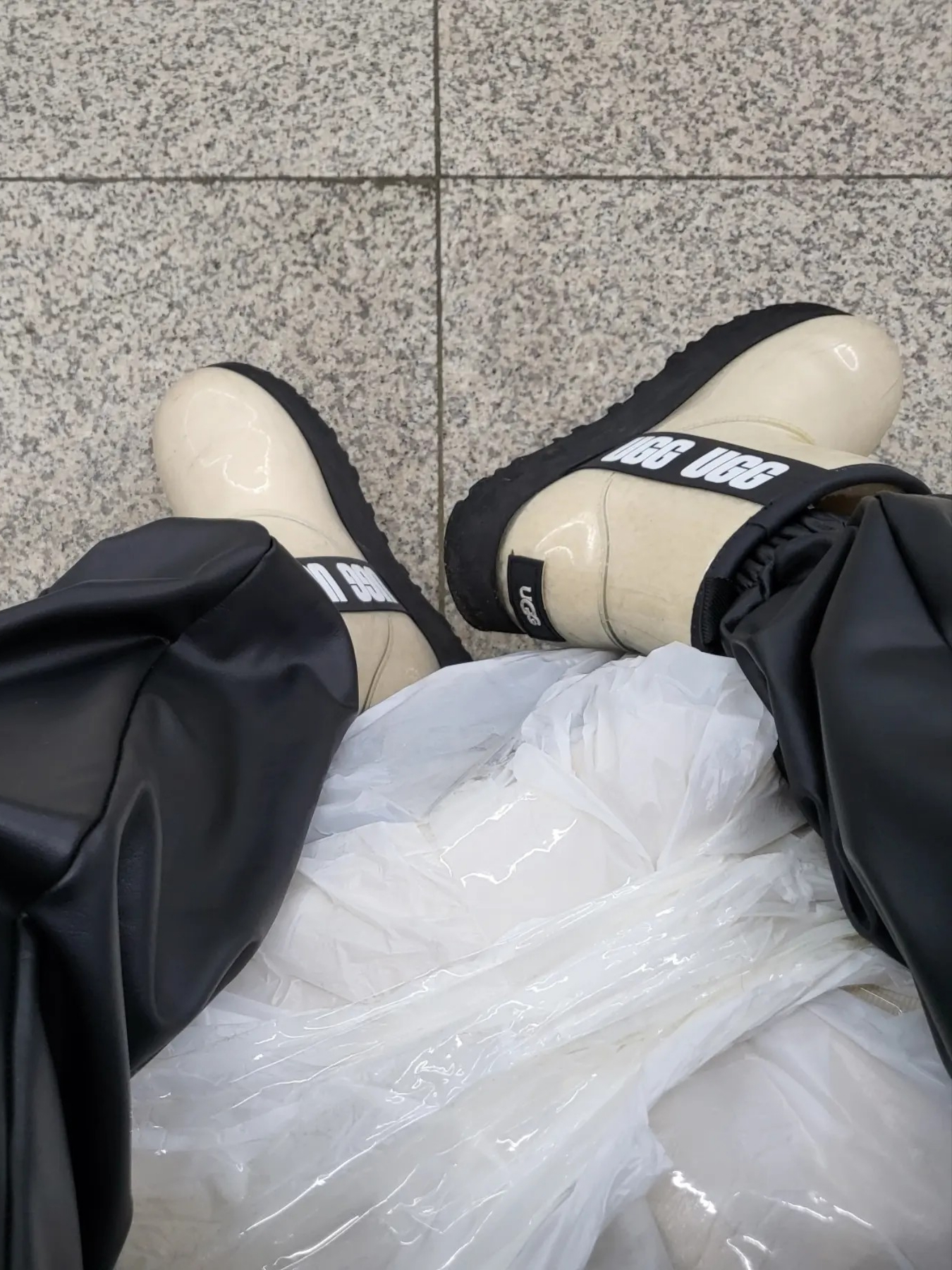 (W) UGG Classic Clear Mini Boots Natural Black 착용 스타일 - 2