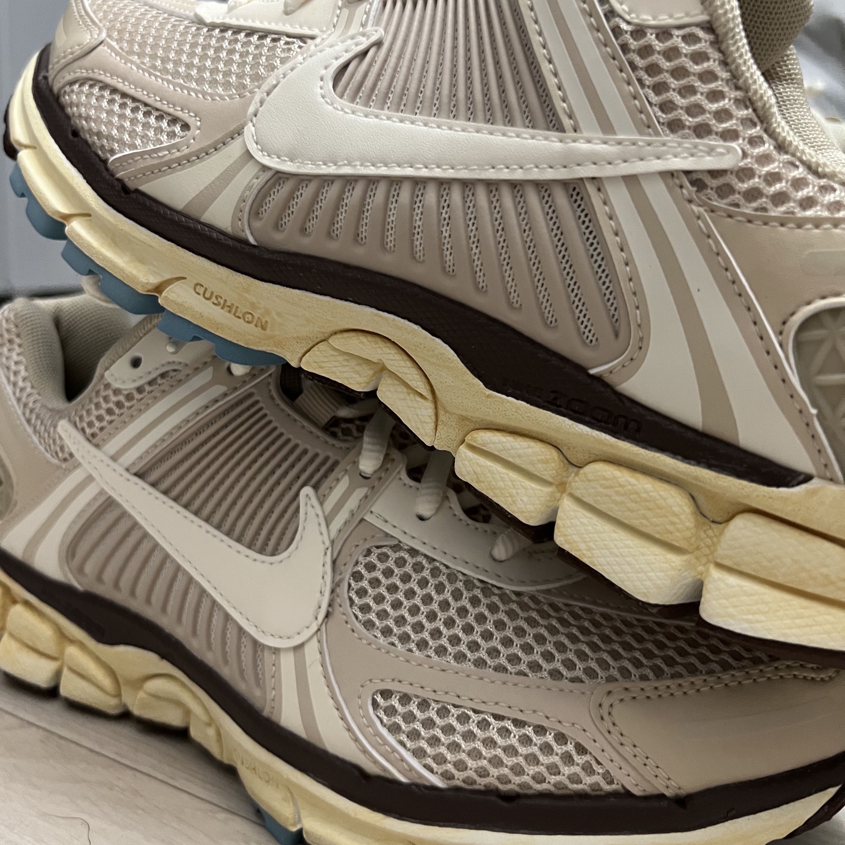 (W) Nike Zoom Vomero 5 Oatmeal 착용 스타일 - 1