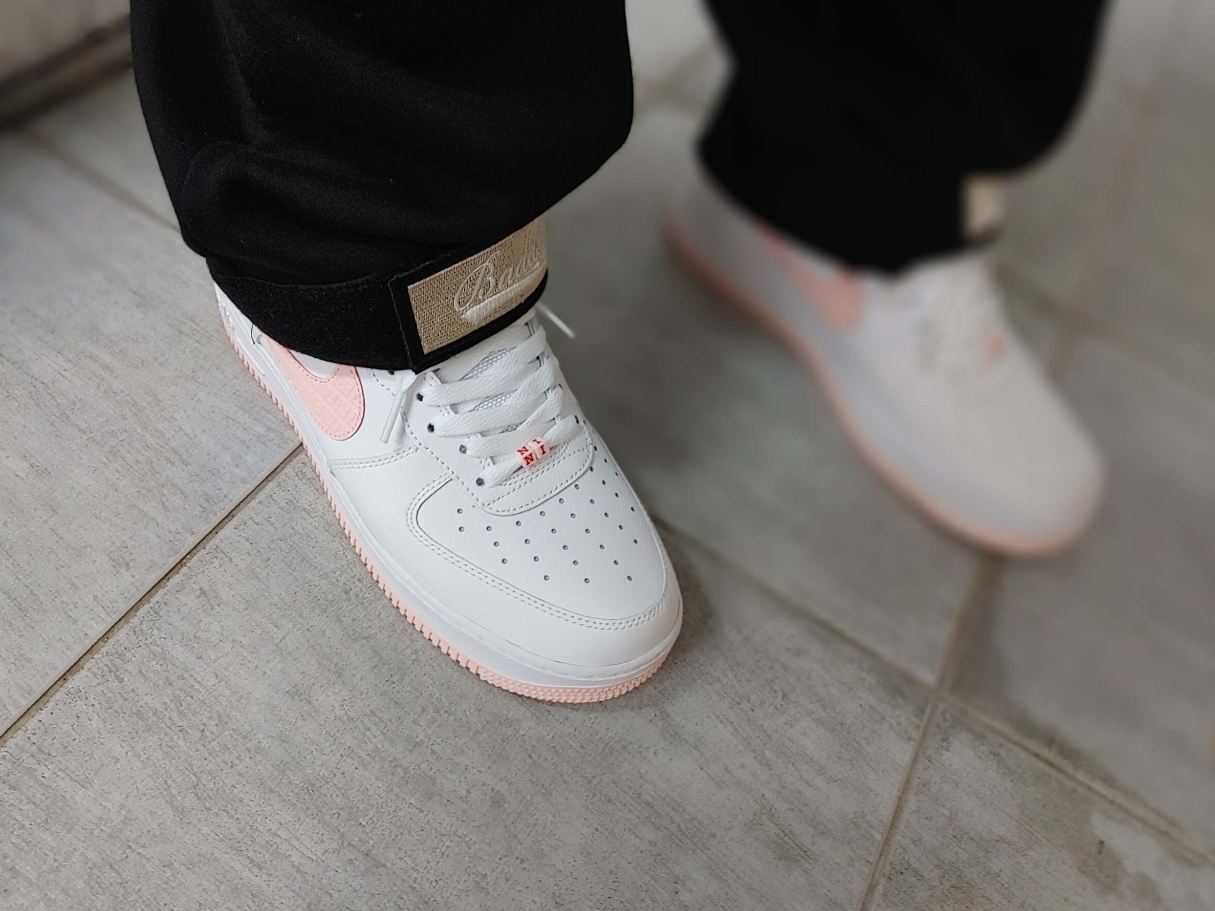 Nike Air Force 1 '07 Valentine's Day 2022 착용 스타일 - 1