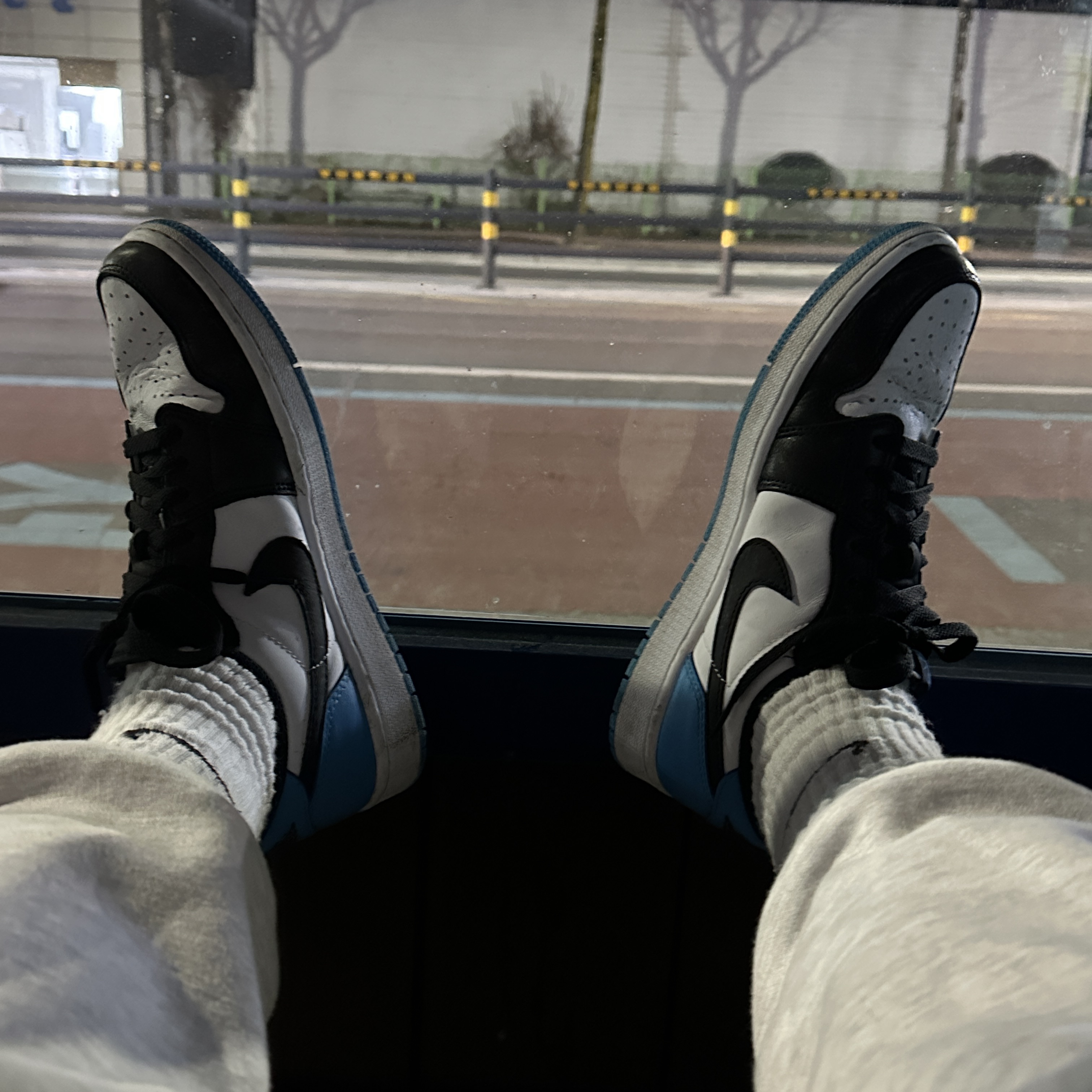 Jordan 1 Retro Low OG Black and Dark Powder Blue 착용 스타일