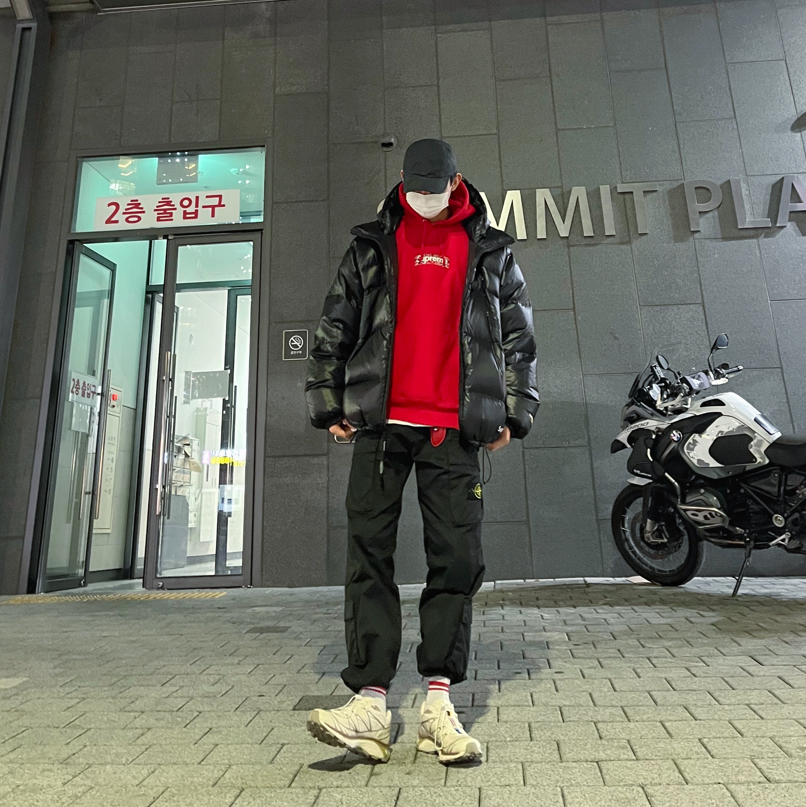 Supreme Bandana Box Logo Hooded Sweatshirt Red - 19FW, Supreme Reversible Featherweight Down Puffer Jacket Black - 22FW 착용 스타일