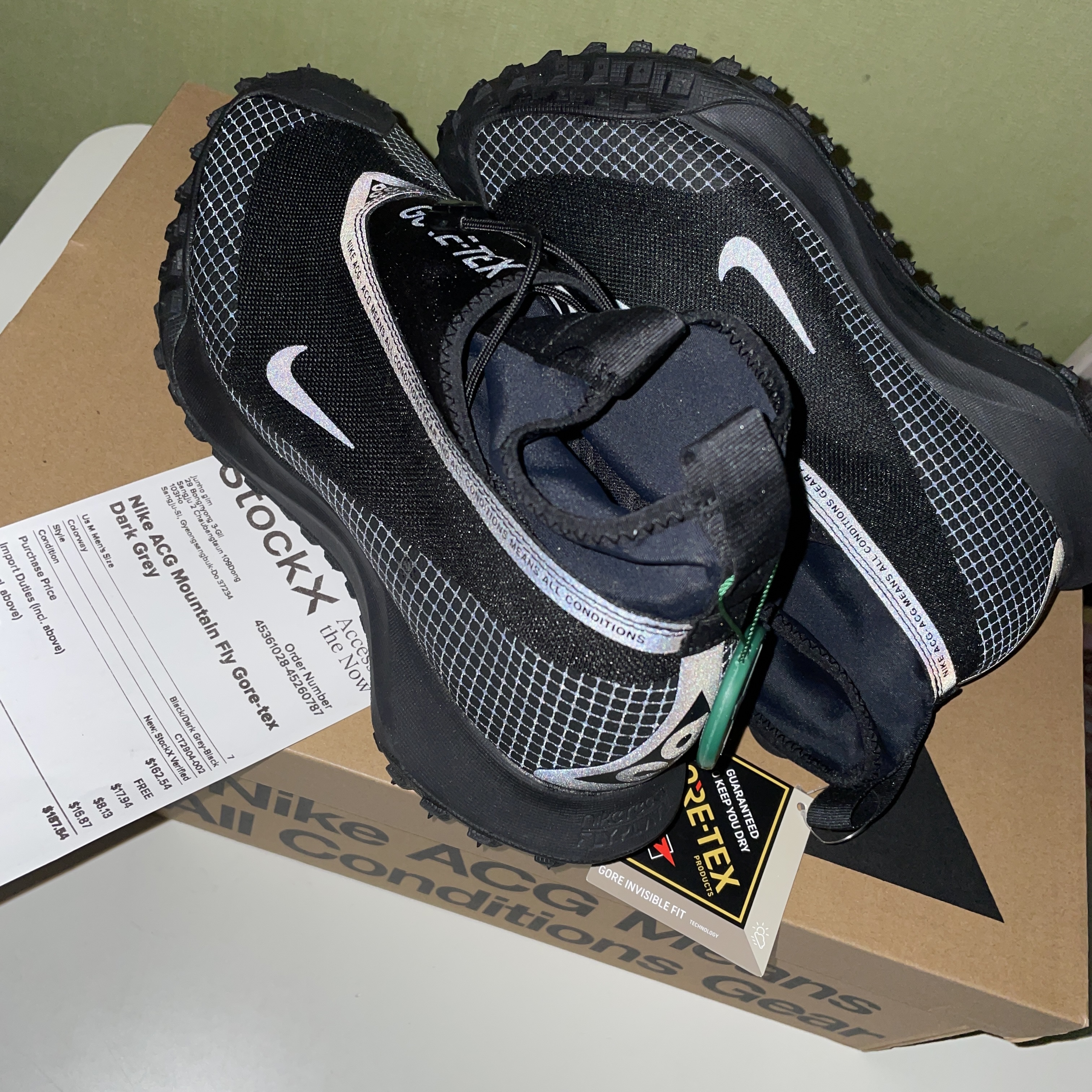Nike ACG Mountain Fly Gore-Tex Black and Dark Grey 착용 스타일