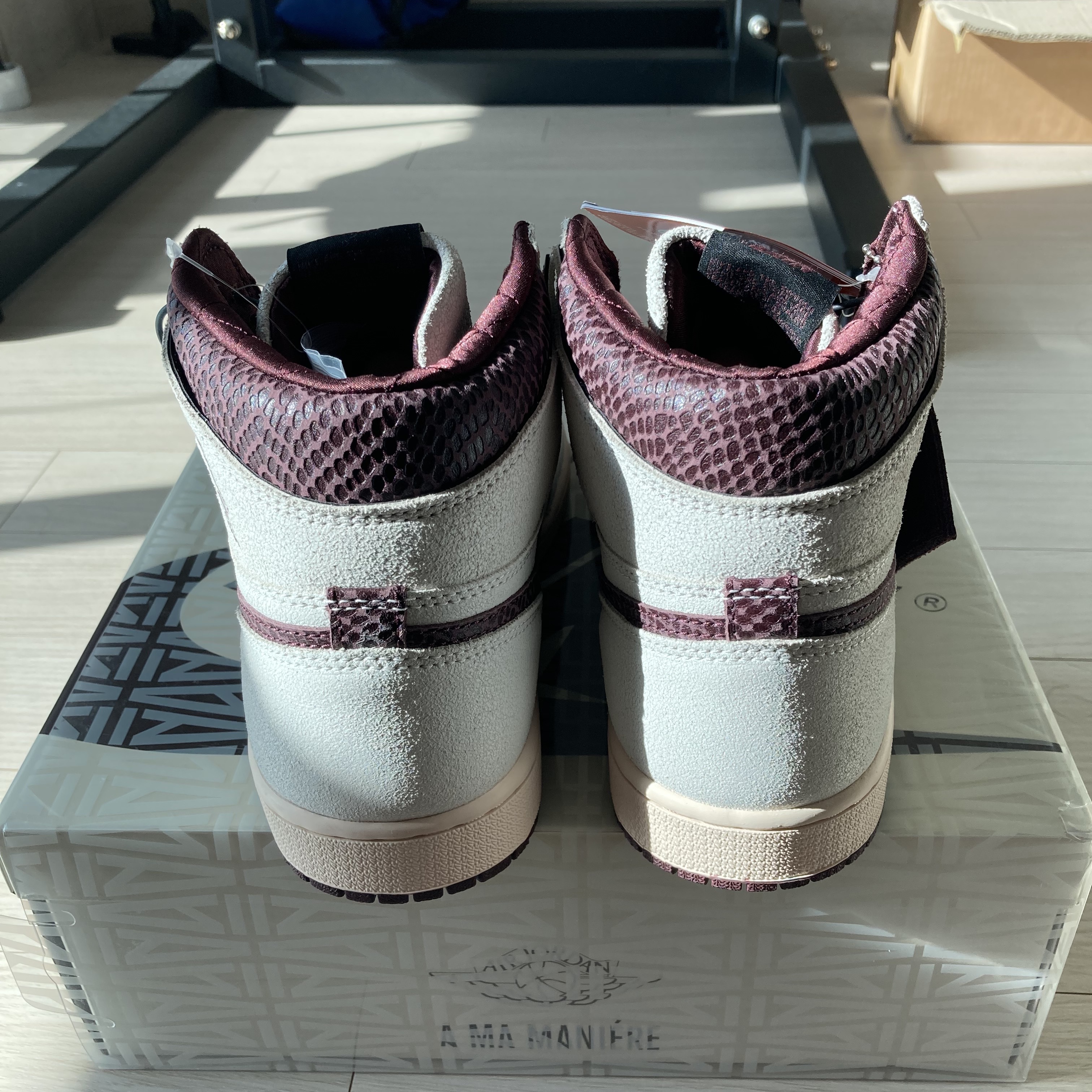 Jordan 1 x A Ma Maniere Retro High OG SP Sail and Burgundy 착용 스타일 - 4