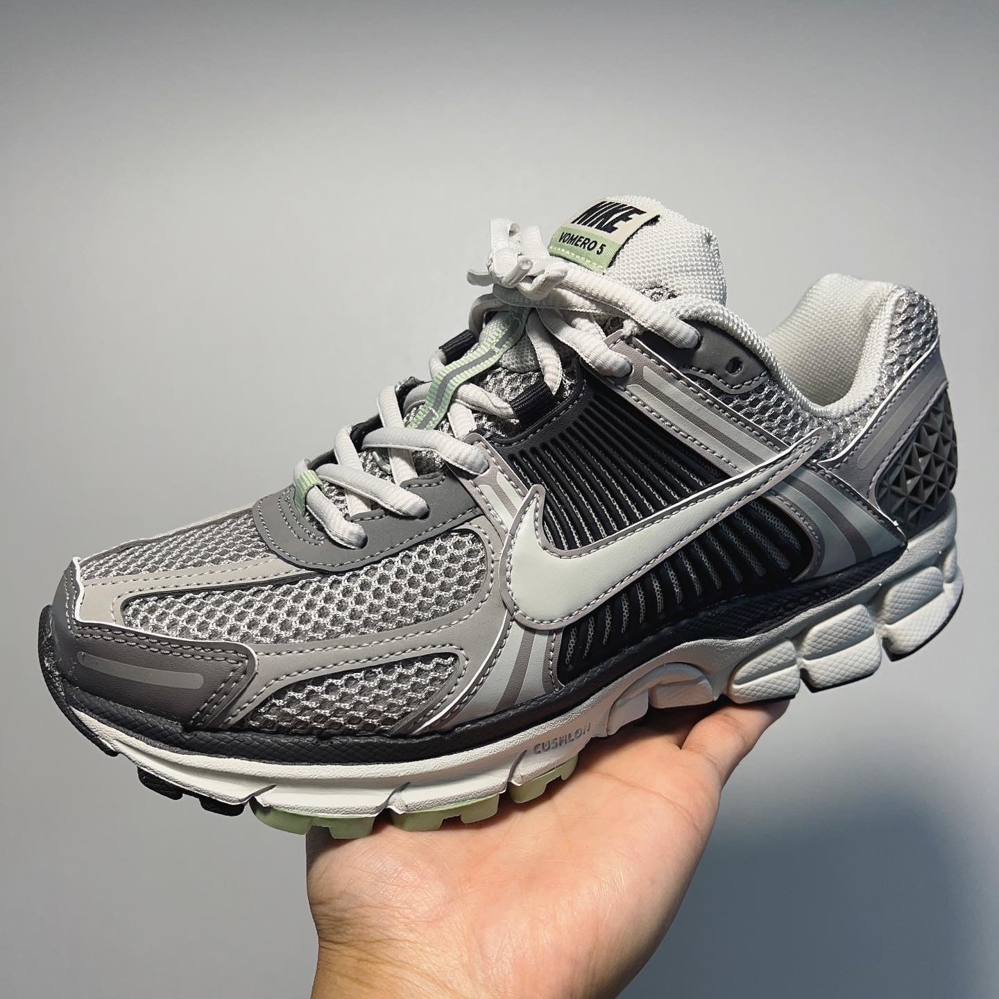 (W) Nike Zoom Vomero 5 Cobblestone and Flat Pewter 착용 스타일 - 4