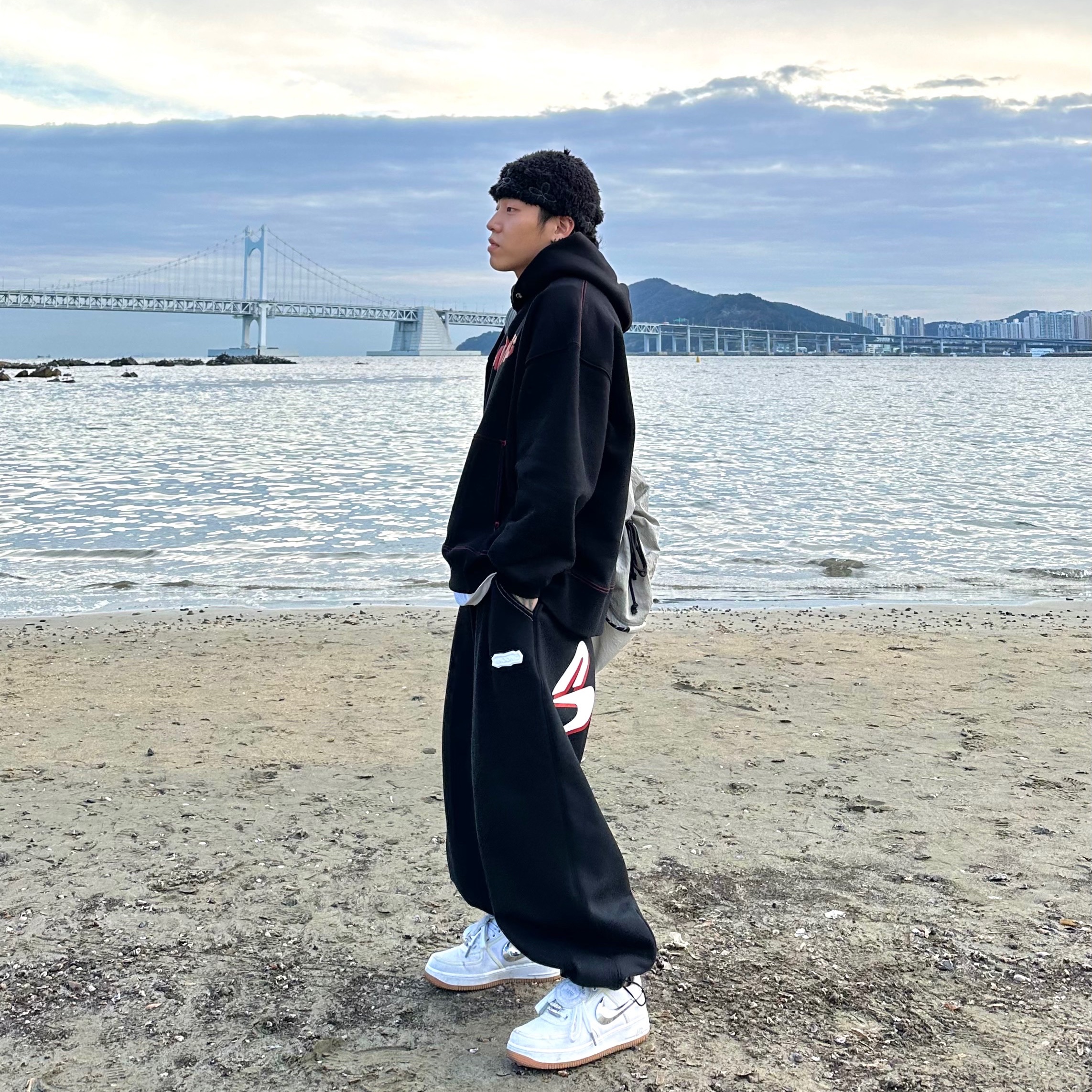 Nike x Travis Scott Air Force 1 Low Sail 착용 스타일 - 2