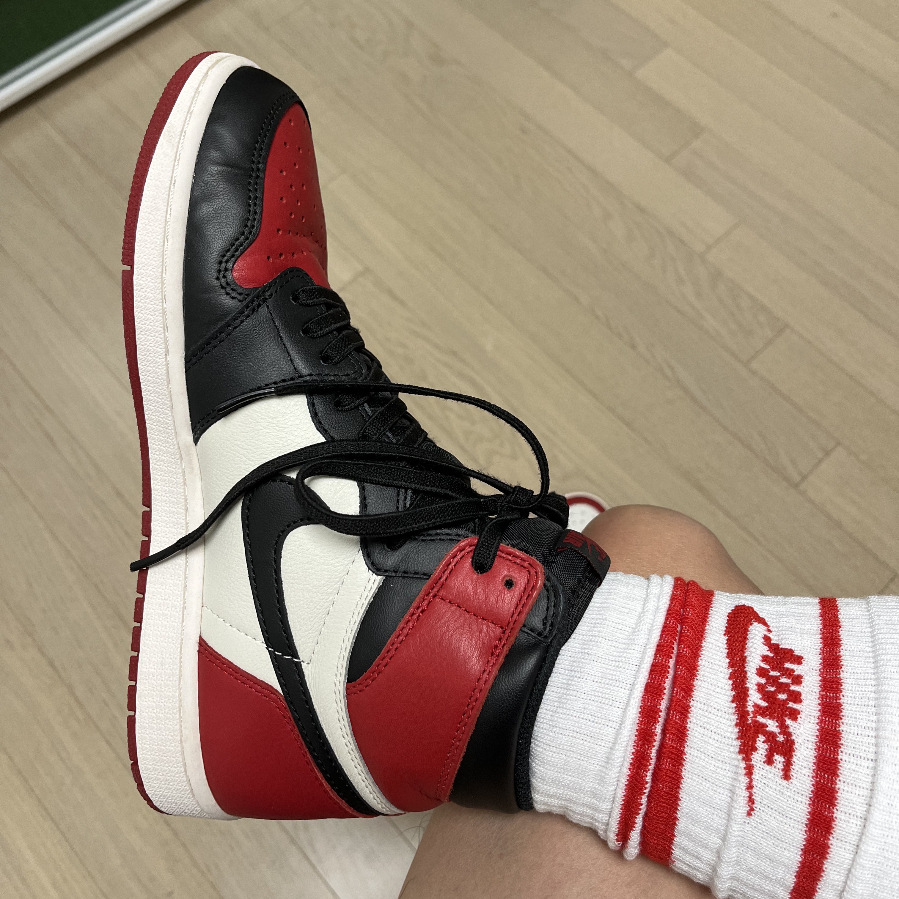 Jordan 1 Retro High OG Chicago 2022, Jordan 1 Retro High OG Bred Toe 착용 스타일 - 3