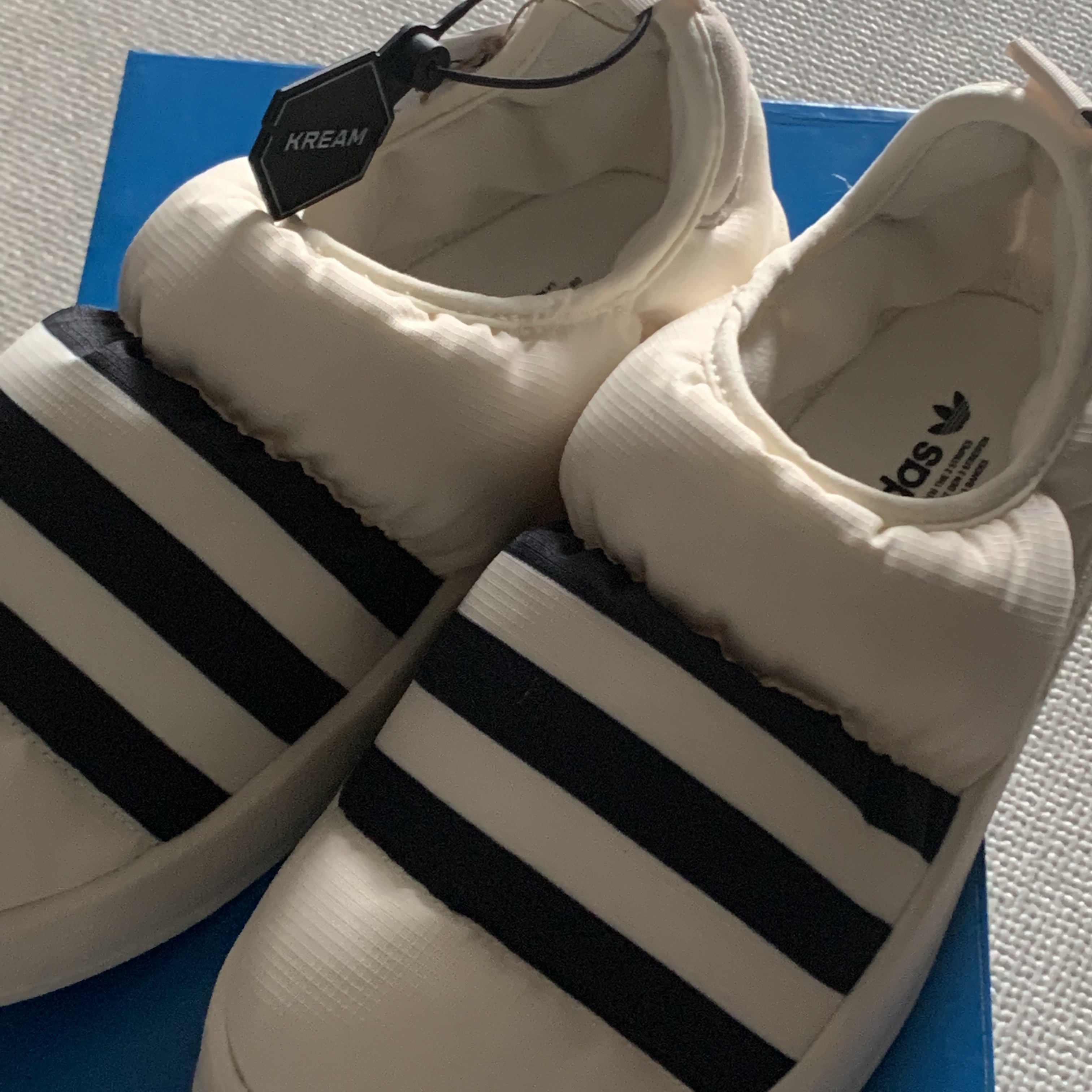 Adidas Puffylette Off White 착용 스타일 - 1