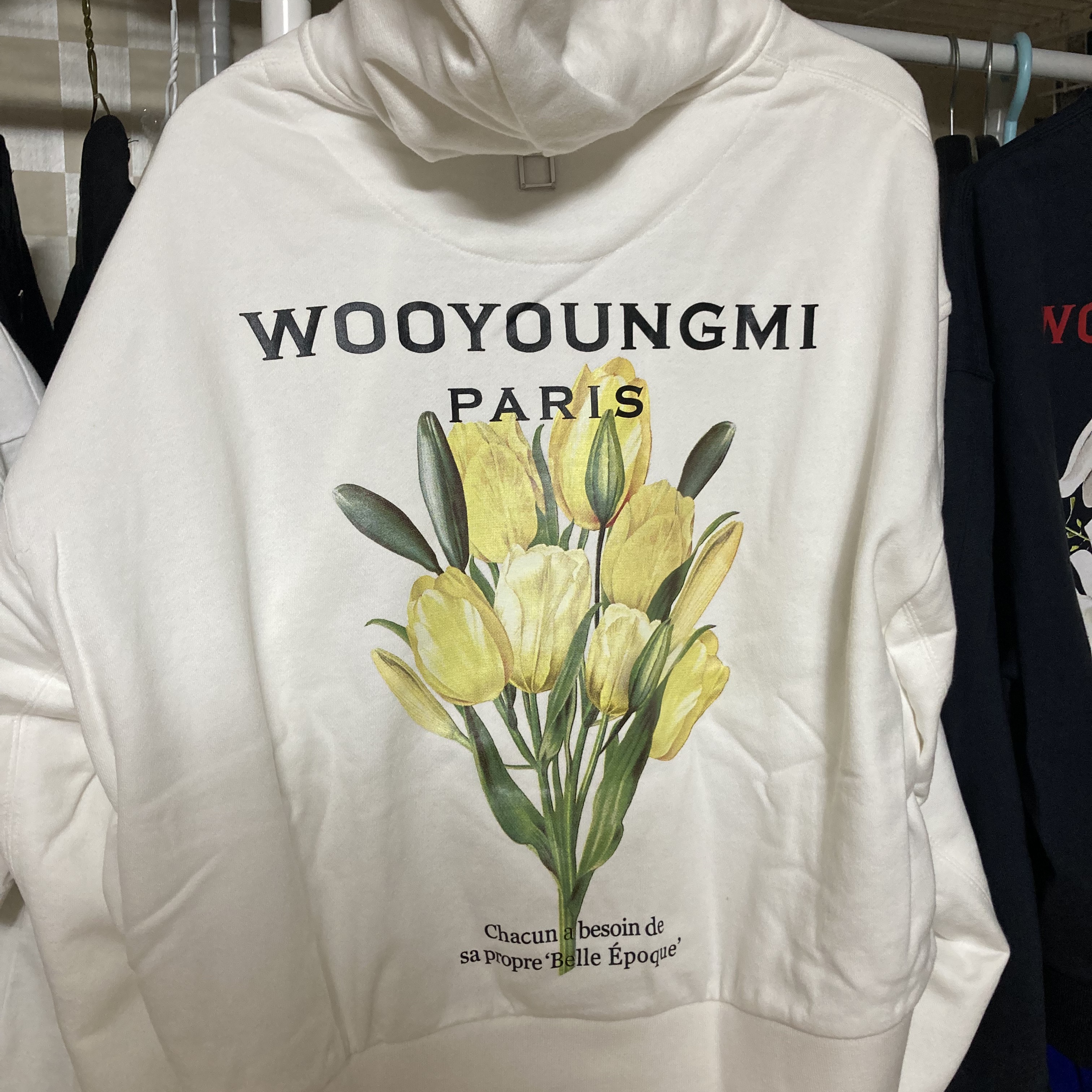 (W) Wooyoungmi Flower Print Back Logo Cropped Hoodie White - 22SS 착용 스타일