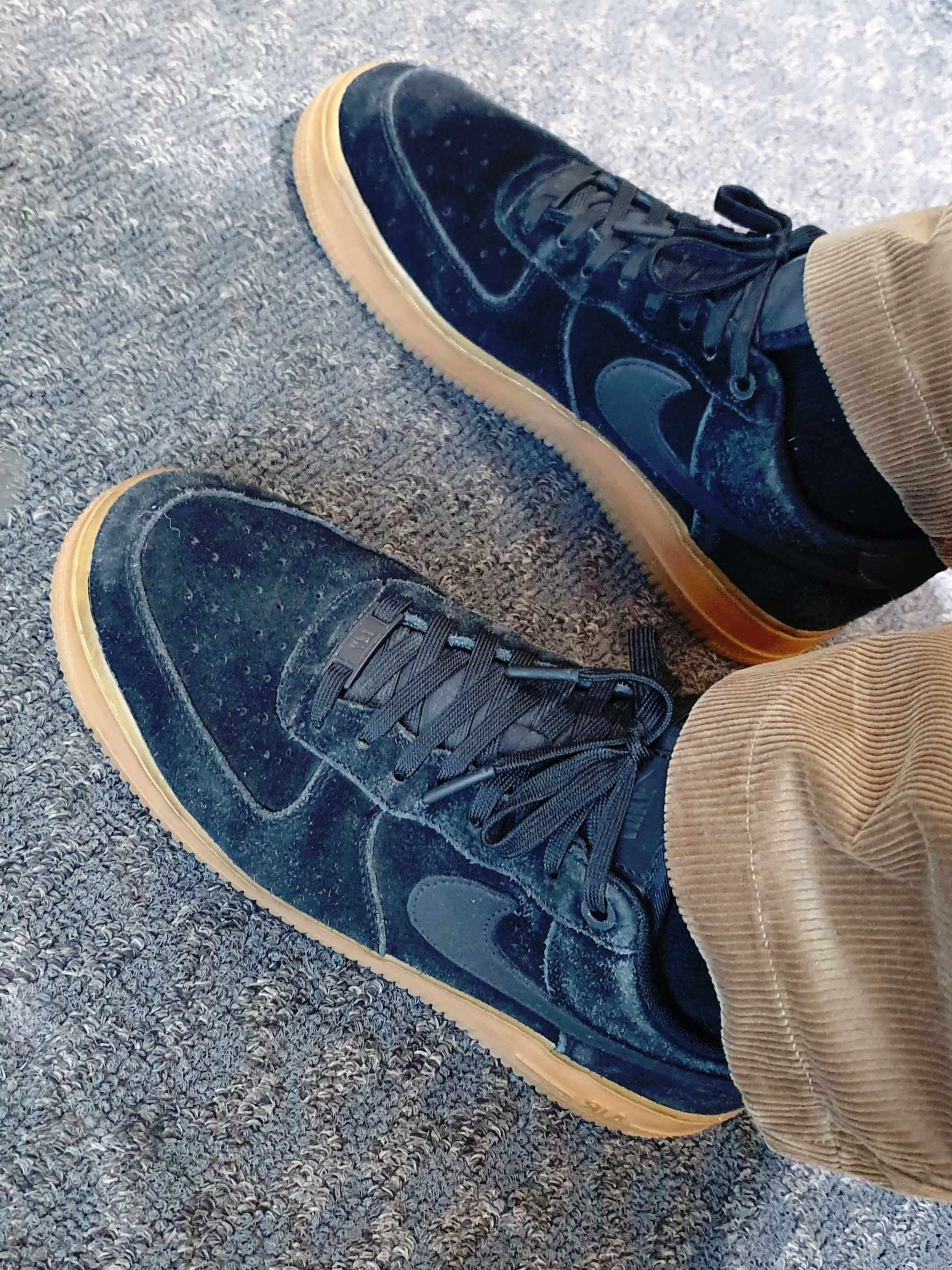 Nike Air Force 1 '07 LV8 Suede Black Gum 착용 스타일 - 2
