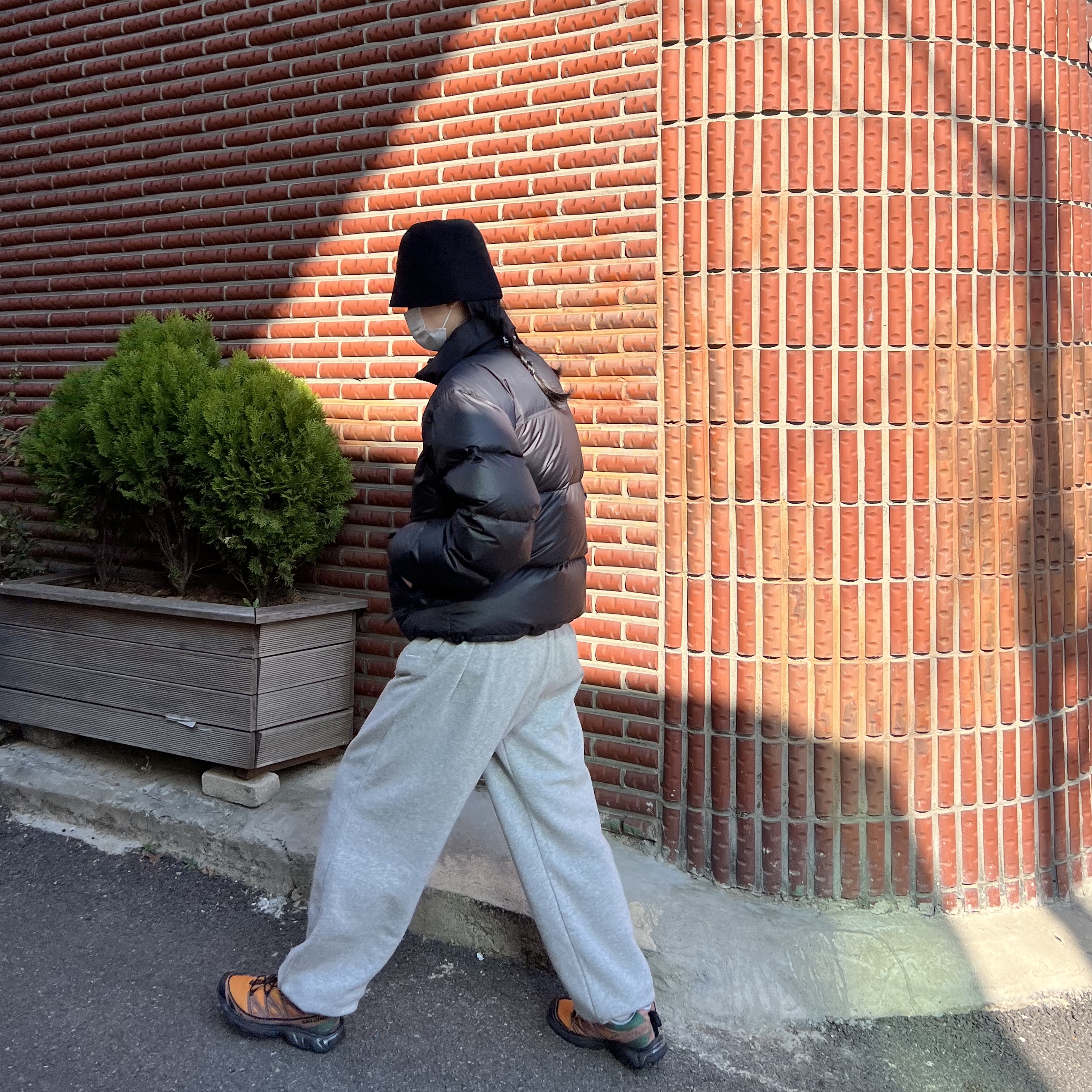 The North Face 1996 Eco Nuptse Jacket Black, Salomon XT-6 Expanse 75th Anniversary Golden Oak Acorn 착용 스타일 - 2
