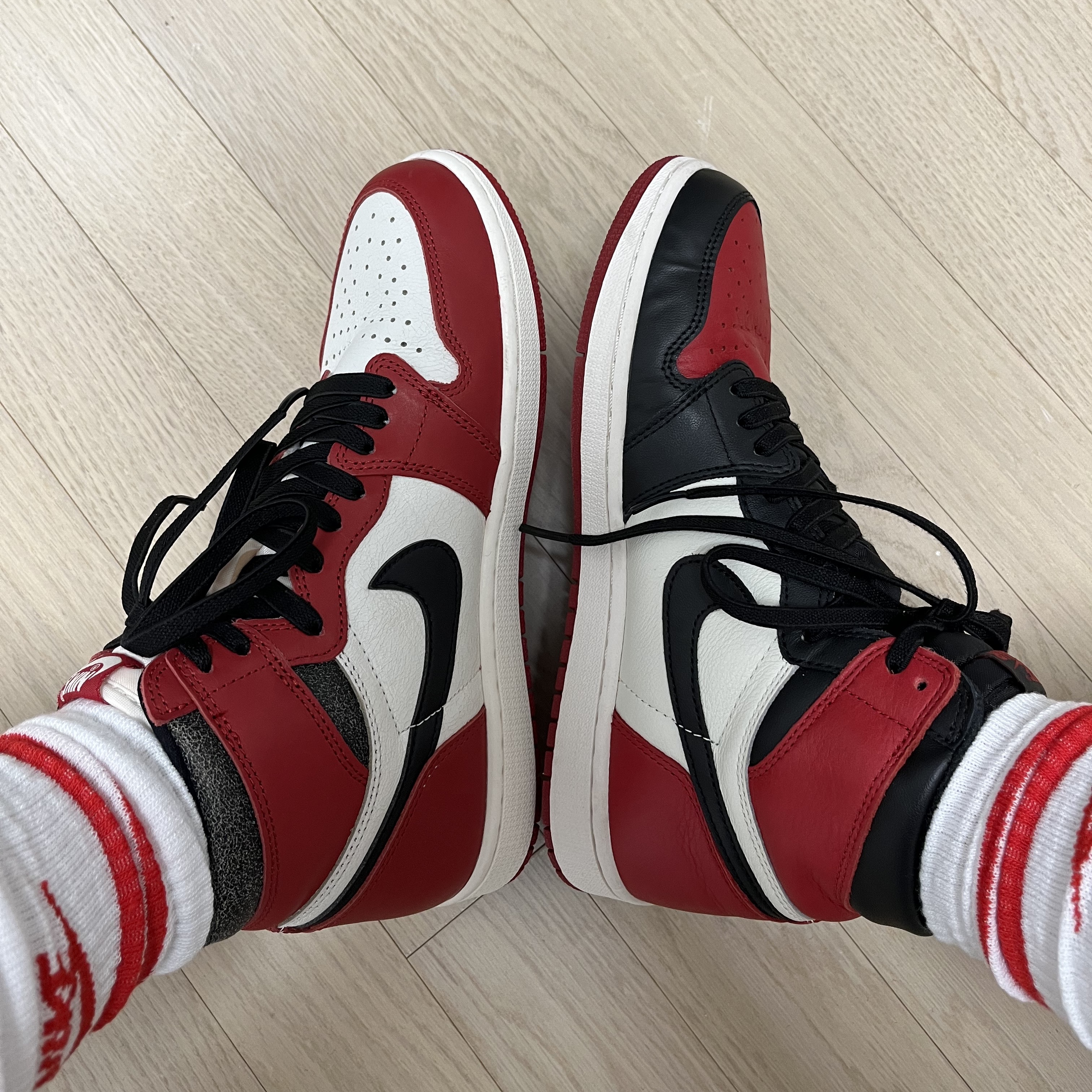 Jordan 1 Retro High OG Chicago 2022, Jordan 1 Retro High OG Bred Toe 착용 스타일 - 1