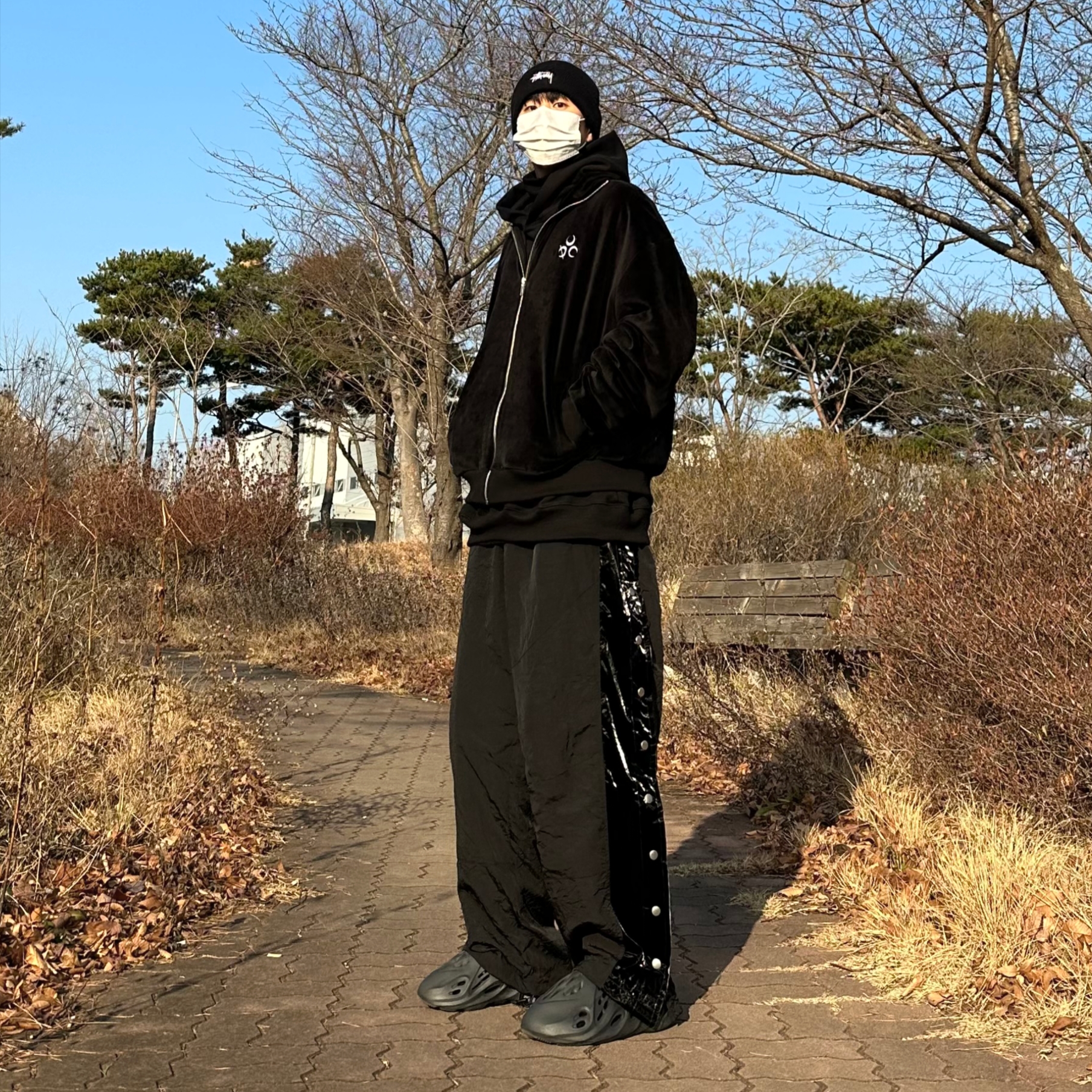 Stussy Basic Cuff Beanie Black, Adidas Yeezy Foam RNNR Onyx 착용 스타일 - 3