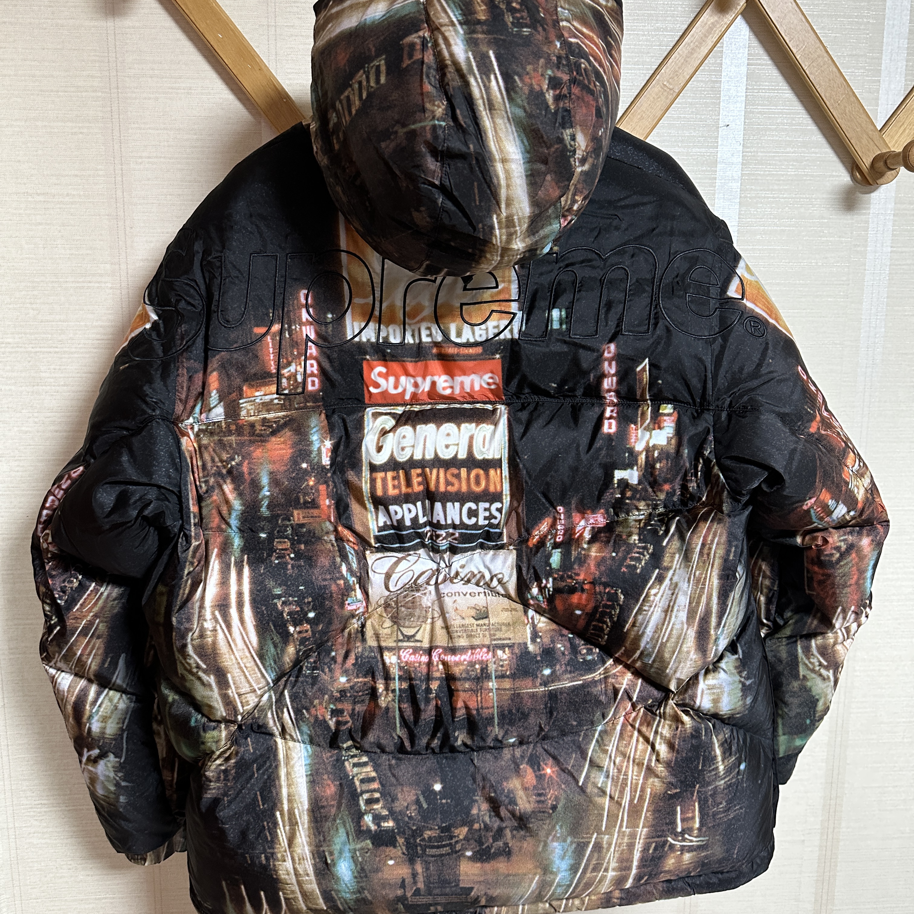 Supreme x The North Face 800-Fill Half Zip Hooded Pullover Times Square - 22FW 착용 스타일 - 3