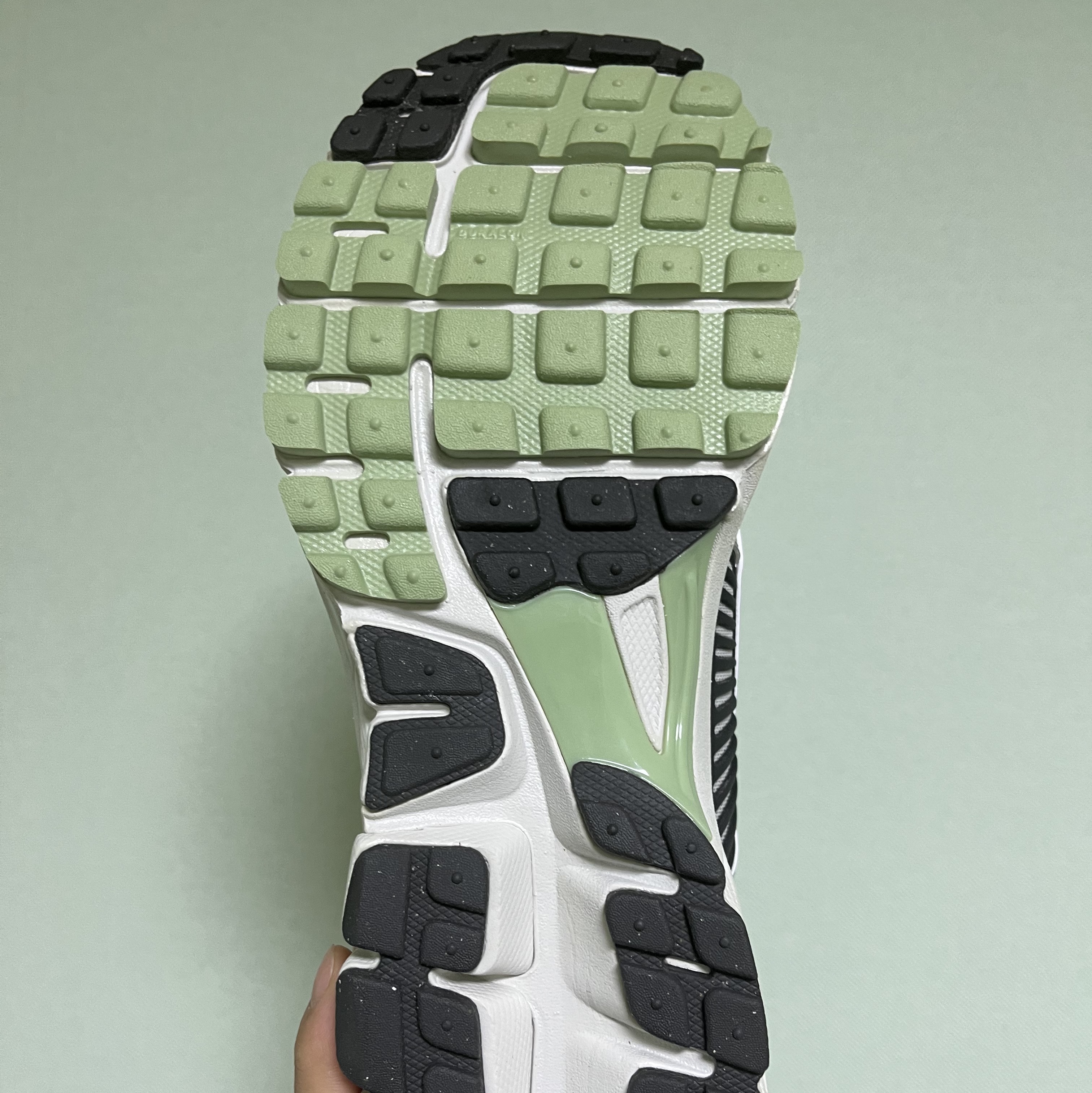 (W) Nike Zoom Vomero 5 Cobblestone and Flat Pewter 착용 스타일 - 4