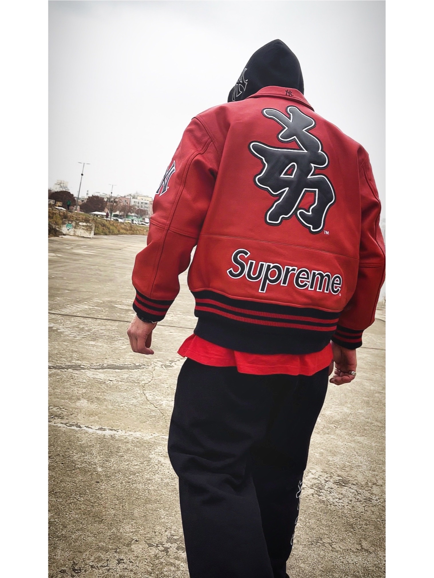 Supreme x MLB Kanji Teams Lightweight Balaclava Yankees Red - 22FW, Supreme x MLB Kanji Teams Lightweight Balaclava White Sox Black - 22FW 착용 스타일 - 1