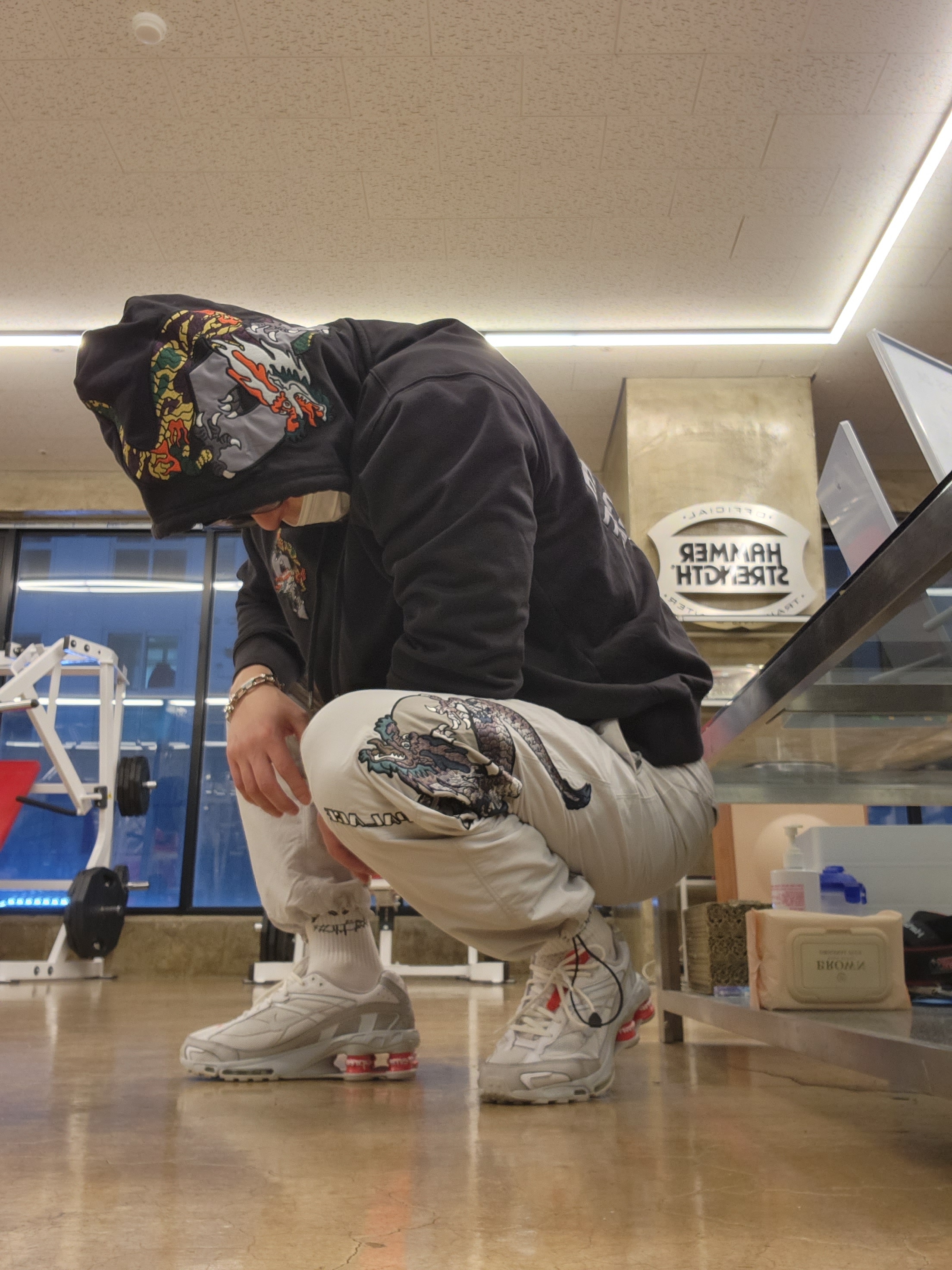 Palace Dragon P-3 Hood Black - 22FW, Palace Enter The Dragon Joggers Light Grey - 20FW 착용 스타일 - 1