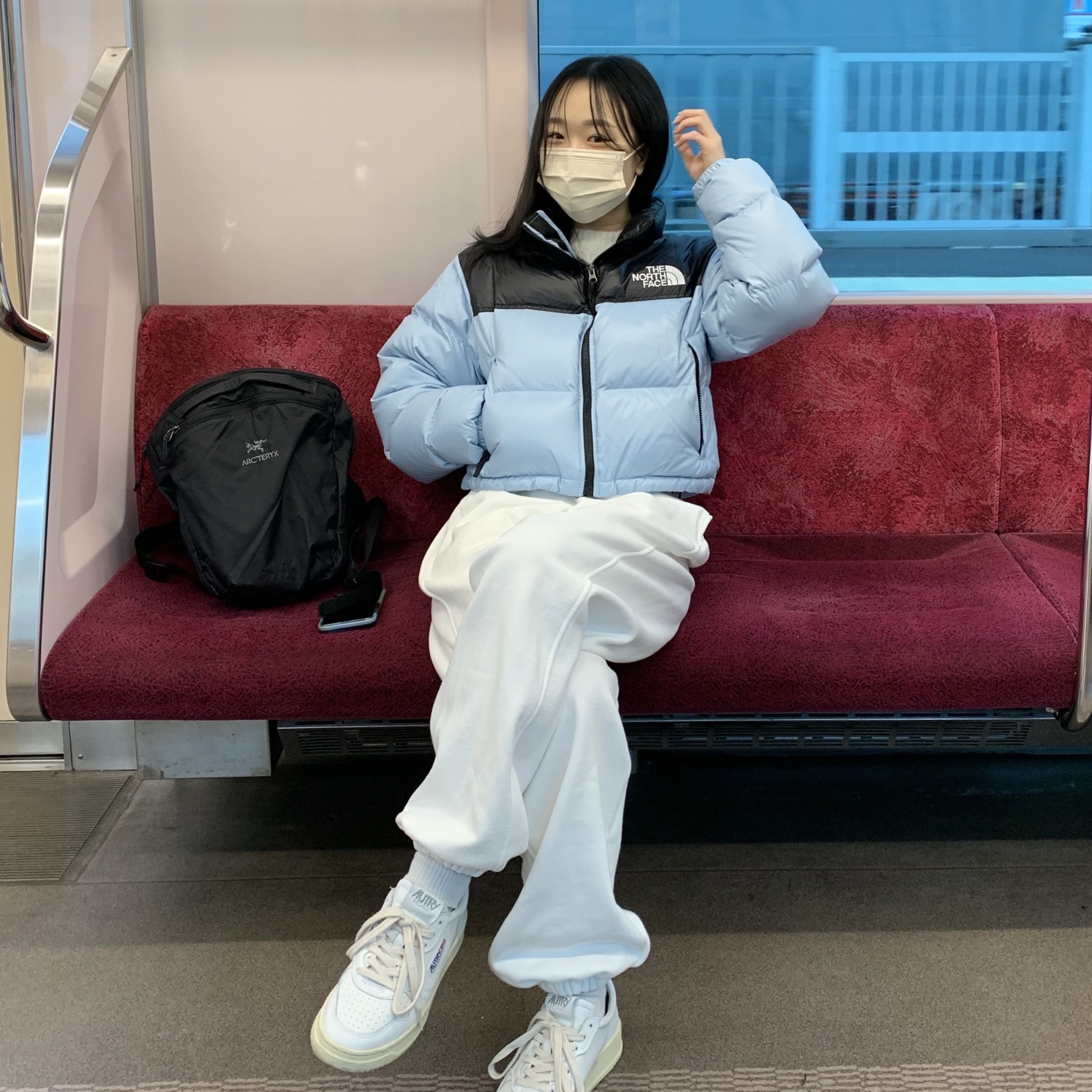 (W) The North Face Nuptse Short Jacket Beta Blue, Arc'teryx Index 15 Backpack Black 착용 스타일 - 3