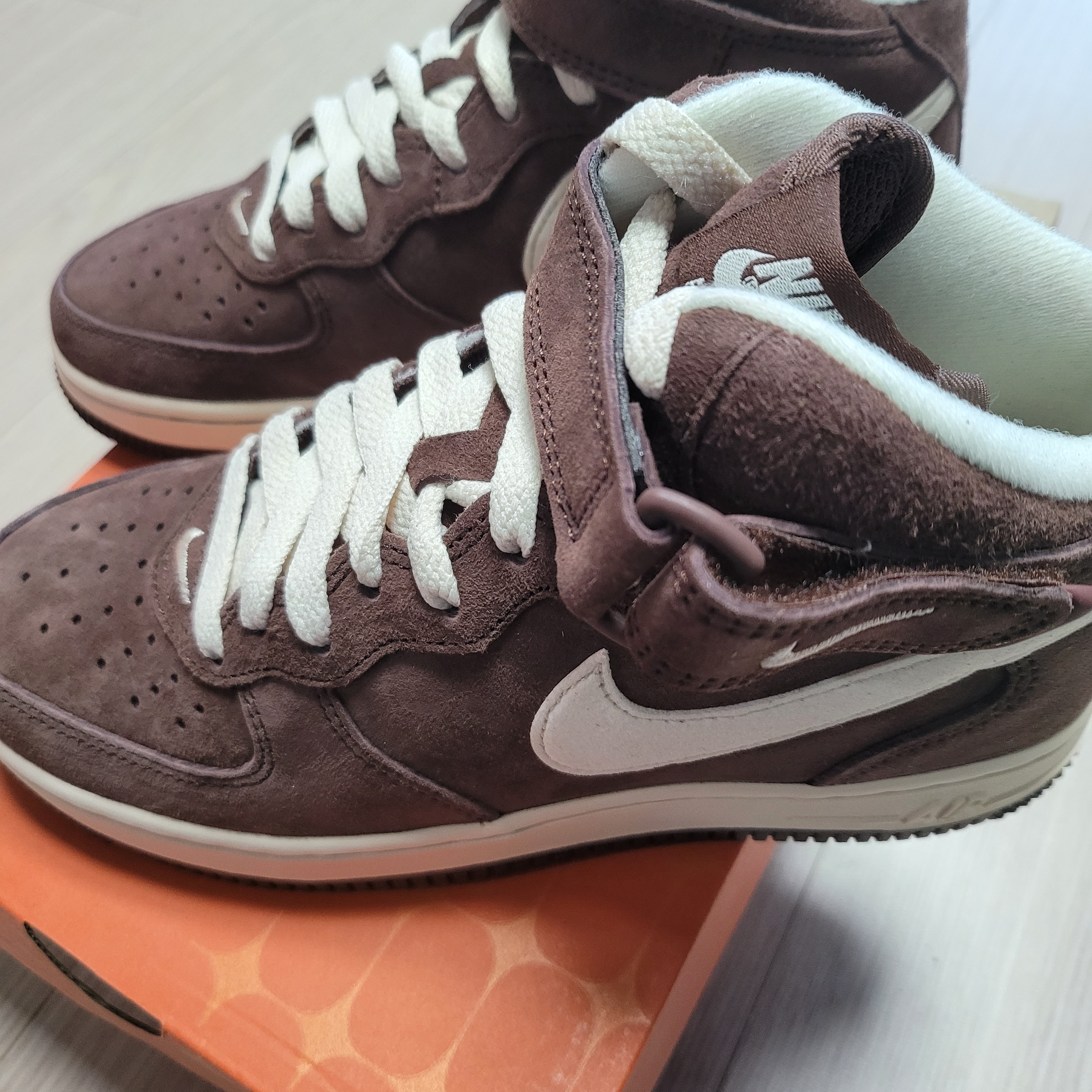 Nike Air Force 1 Mid '07 QS Chocolate 착용 스타일 - 2