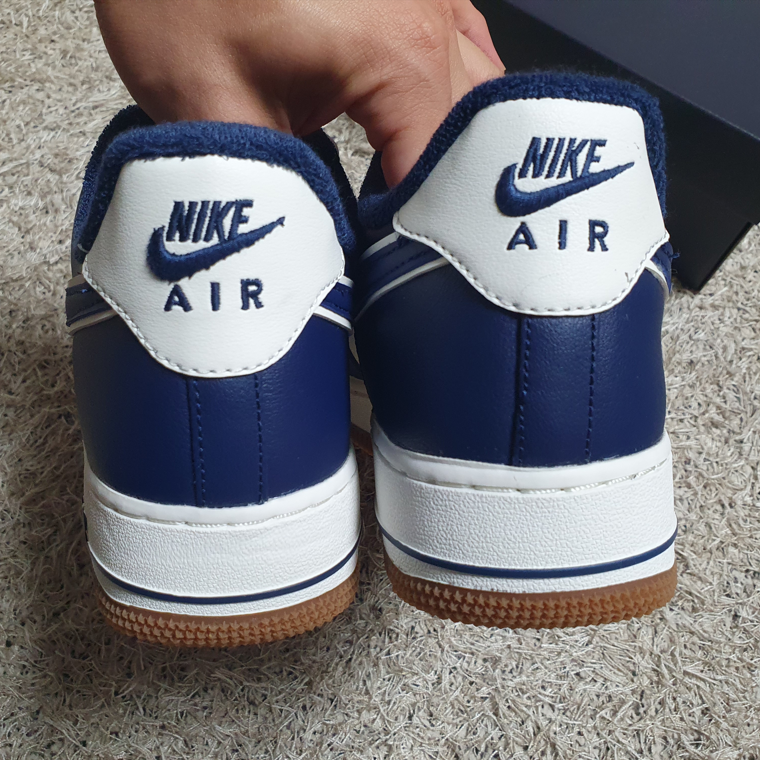 Nike Air Force 1 '07 LV8 Midnight Navy 착용 스타일 - 4