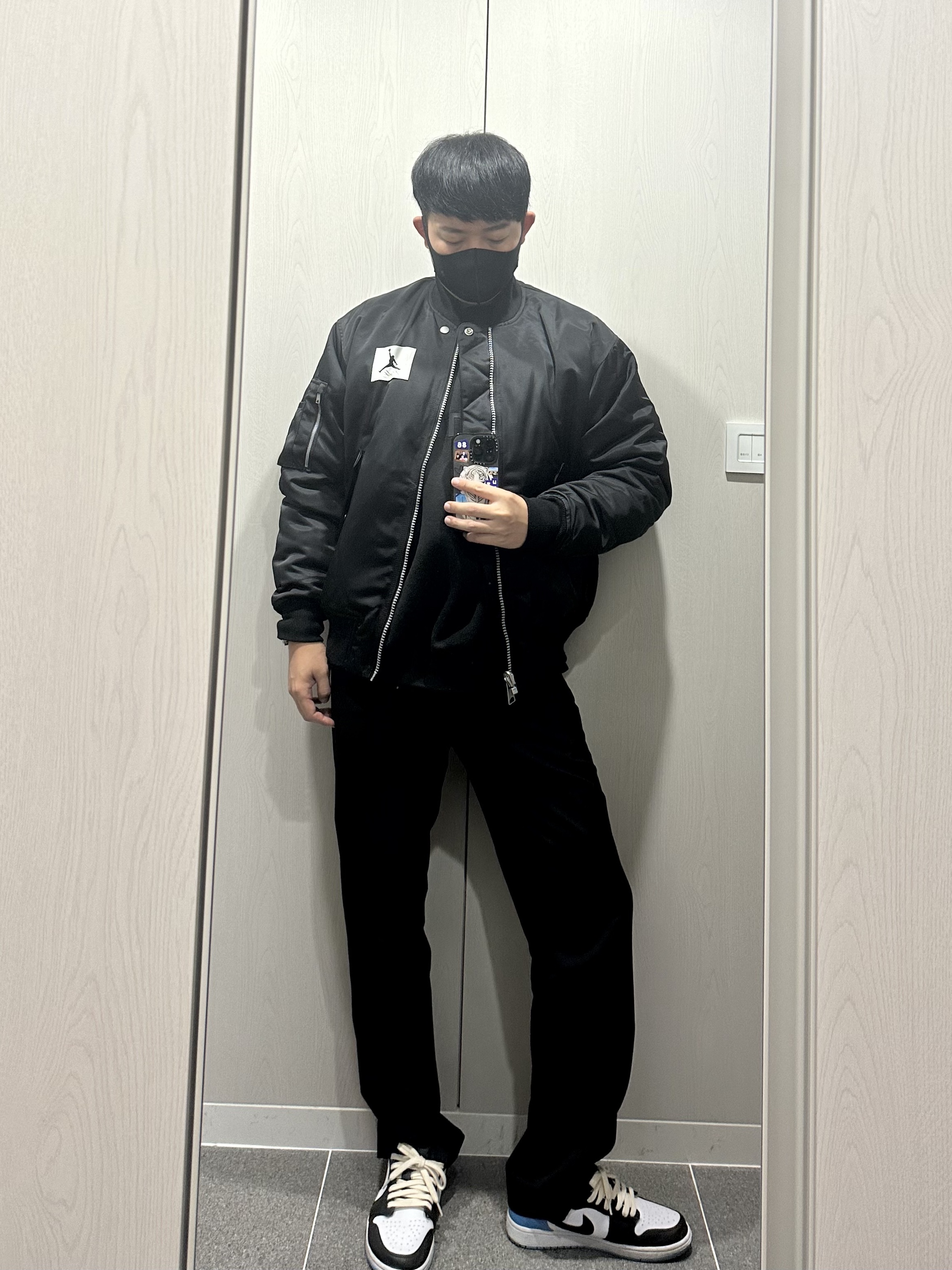 Jordan 1 Retro Low OG Black and Dark Powder Blue, Essentials 3D Silicon Applique Crewneck Dark Slate/Black 2020 착용 스타일