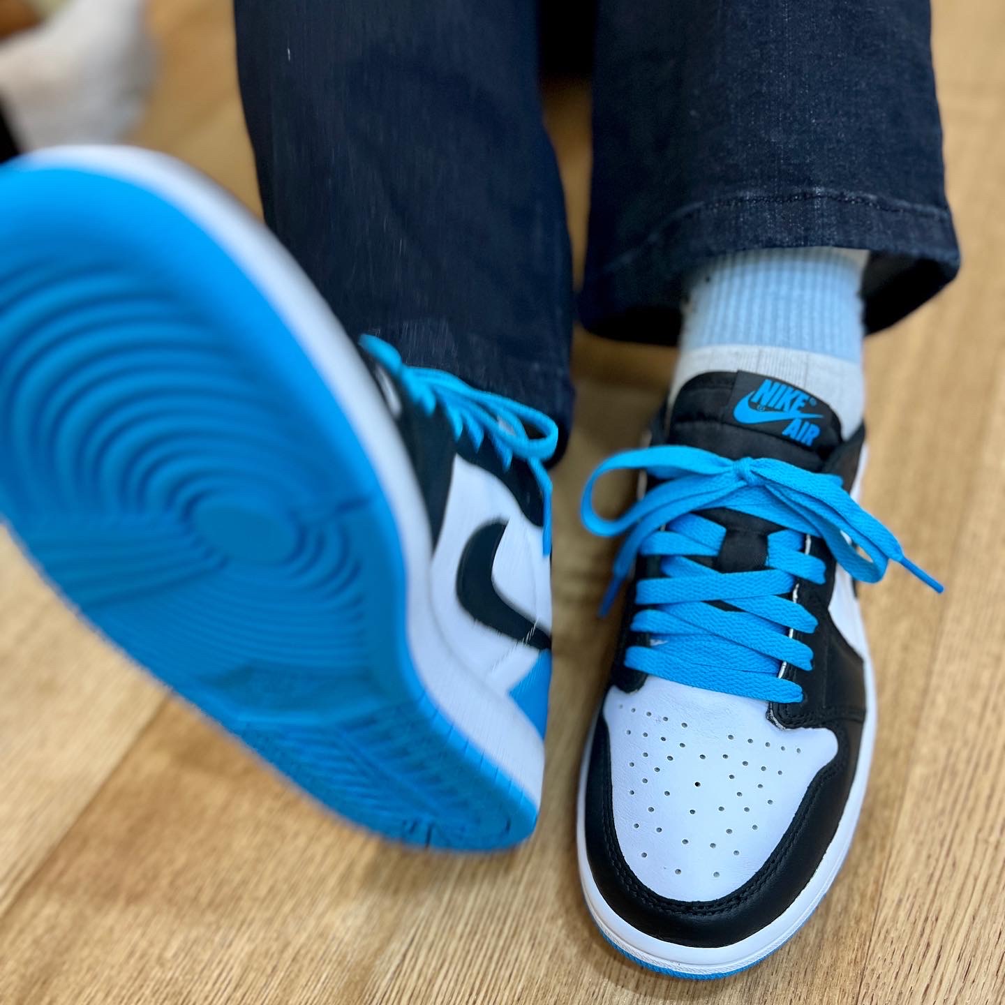 Jordan 1 Retro Low OG Black and Dark Powder Blue 착용 스타일 - 1