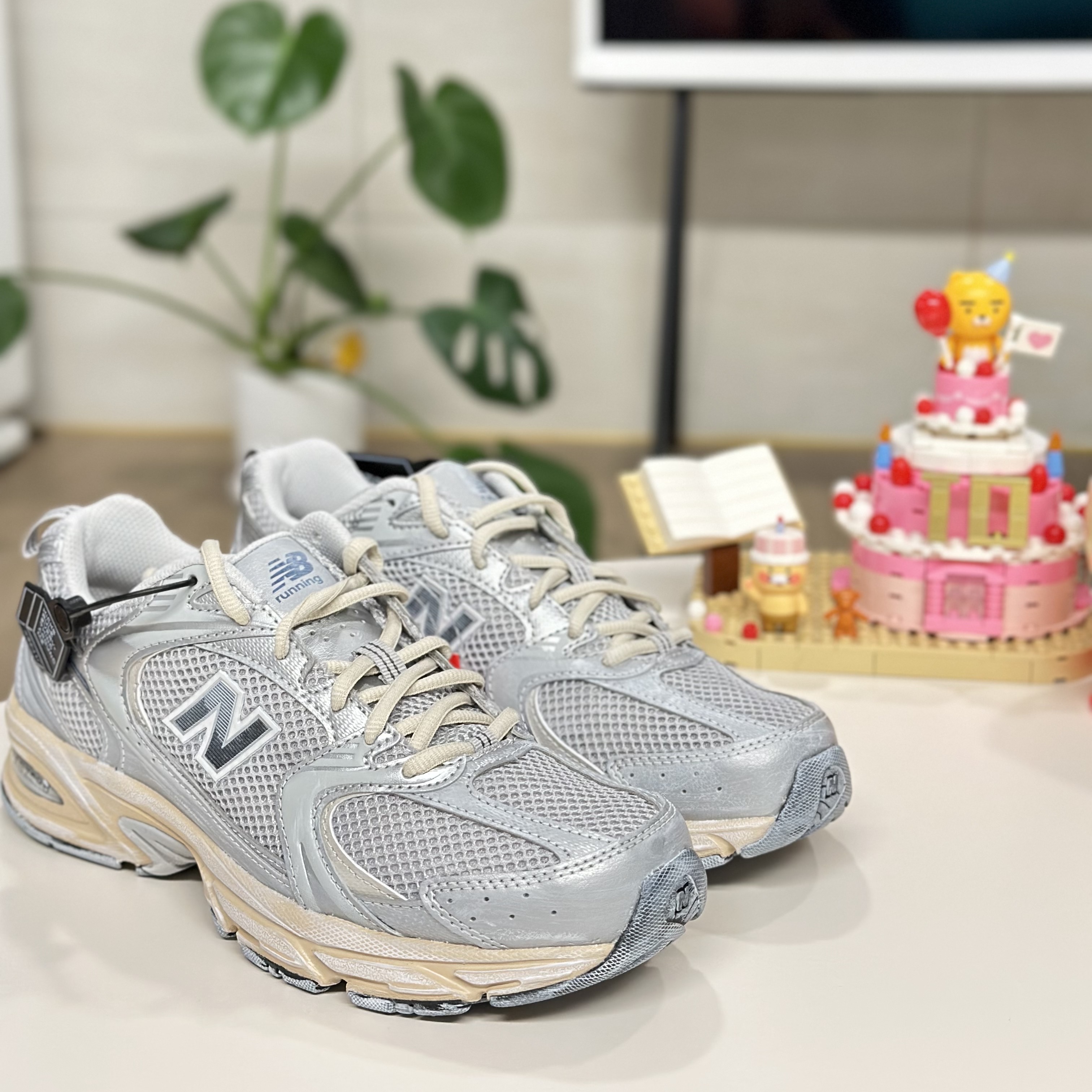 New Balance 530 Vintage Metallic Silver 착용 스타일