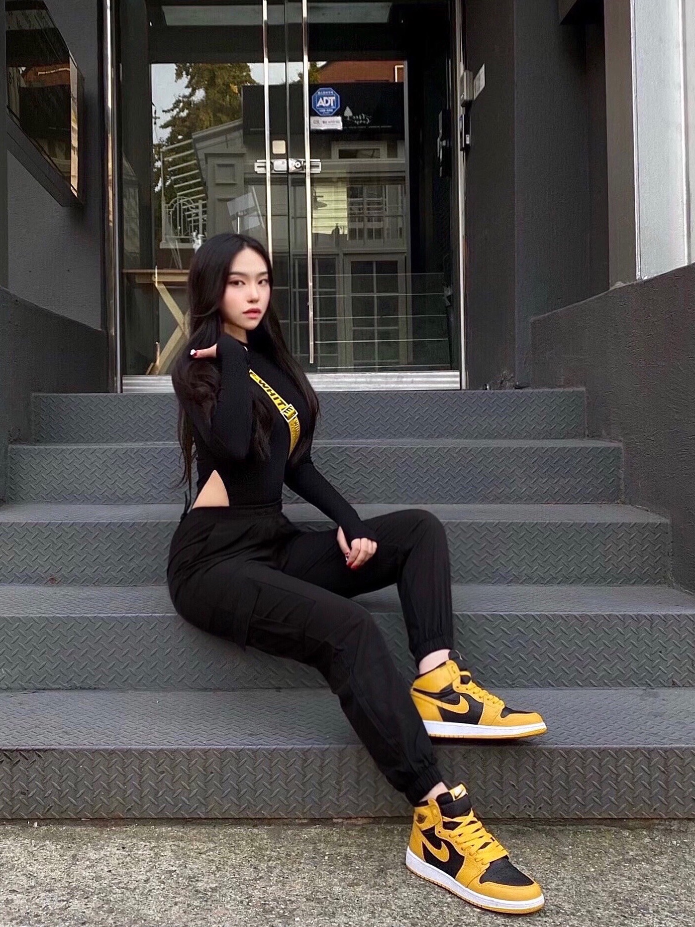 (GS) Jordan 1 Retro High OG Pollen, Off-White OW Logo Nylon Crossbody Bag Black 착용 스타일