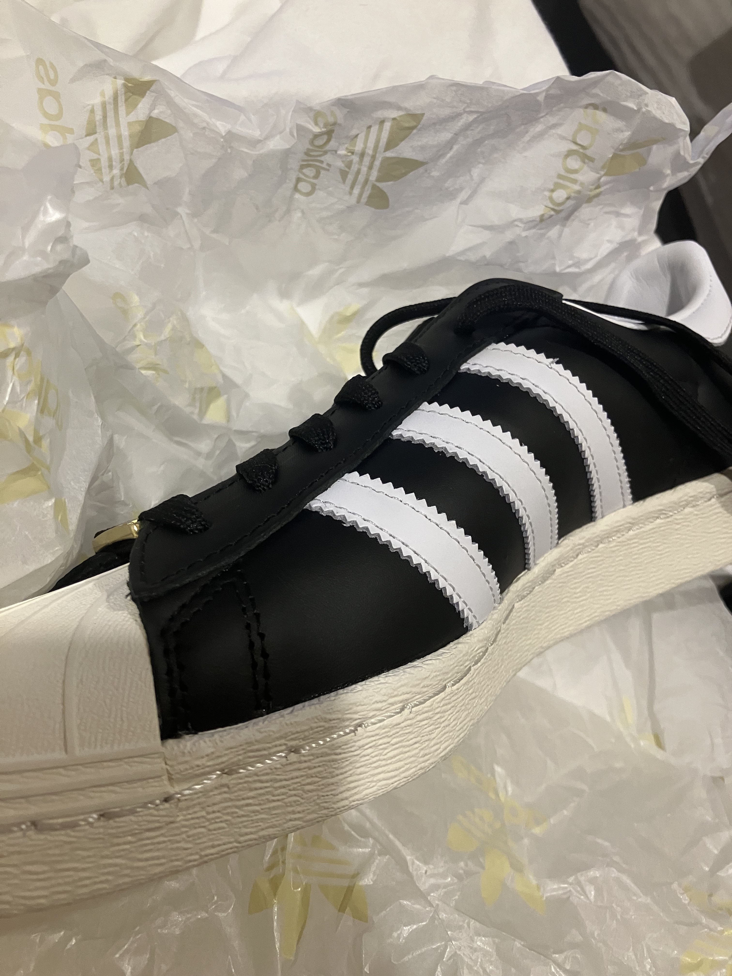Adidas x BAPE Superstar 80s Core Black Off White 착용 스타일 - 3