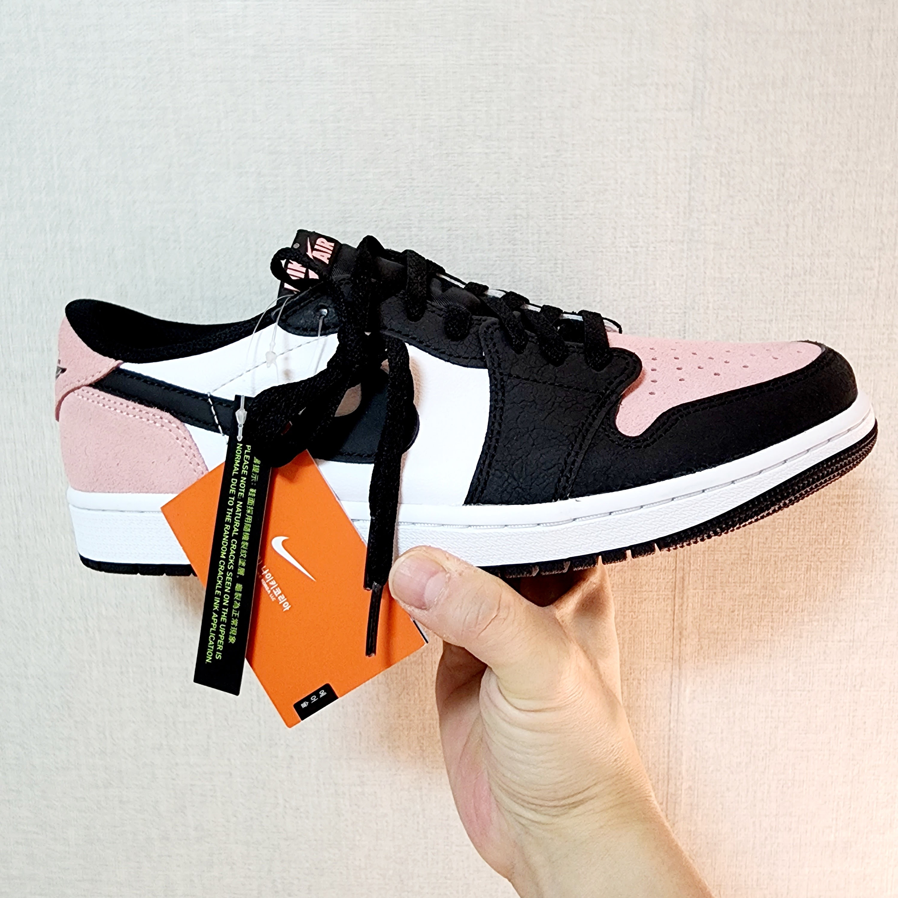 Jordan 1 Retro Low OG Bleached Coral 착용 스타일 - 1