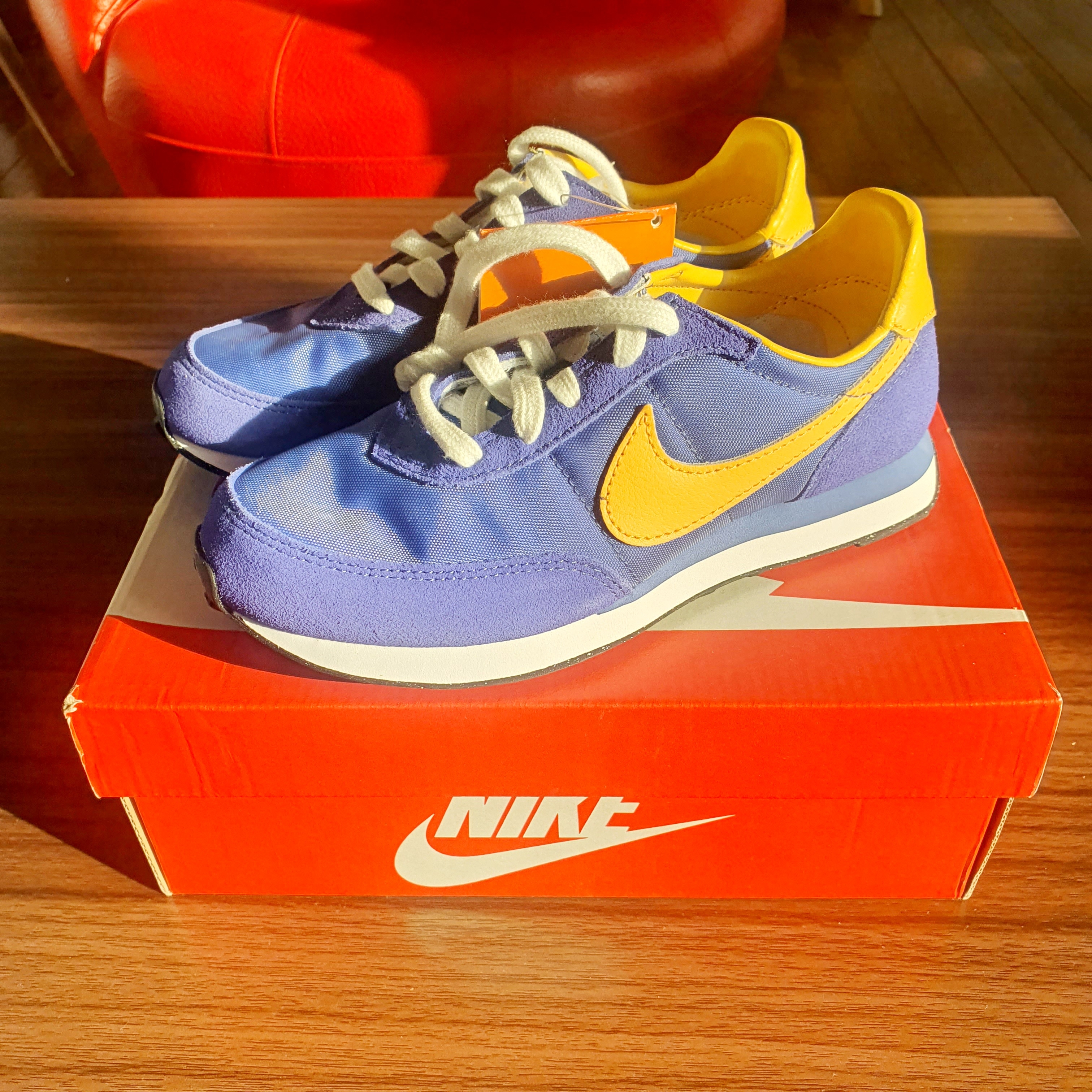 Nike Waffle Trainer 2 Medium Blue University Gold 착용 스타일