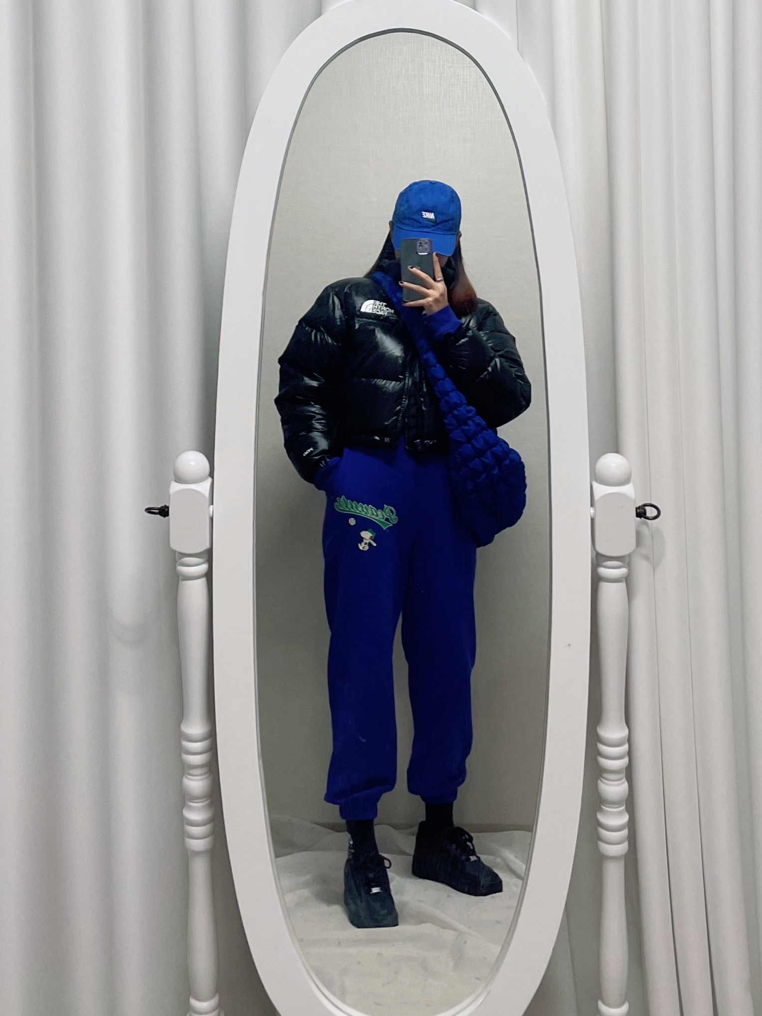 (W) The North Face Nuptse Short Jacket TNF Black, (GS) Nike Air Force 1 LE Black 착용 스타일 - 2