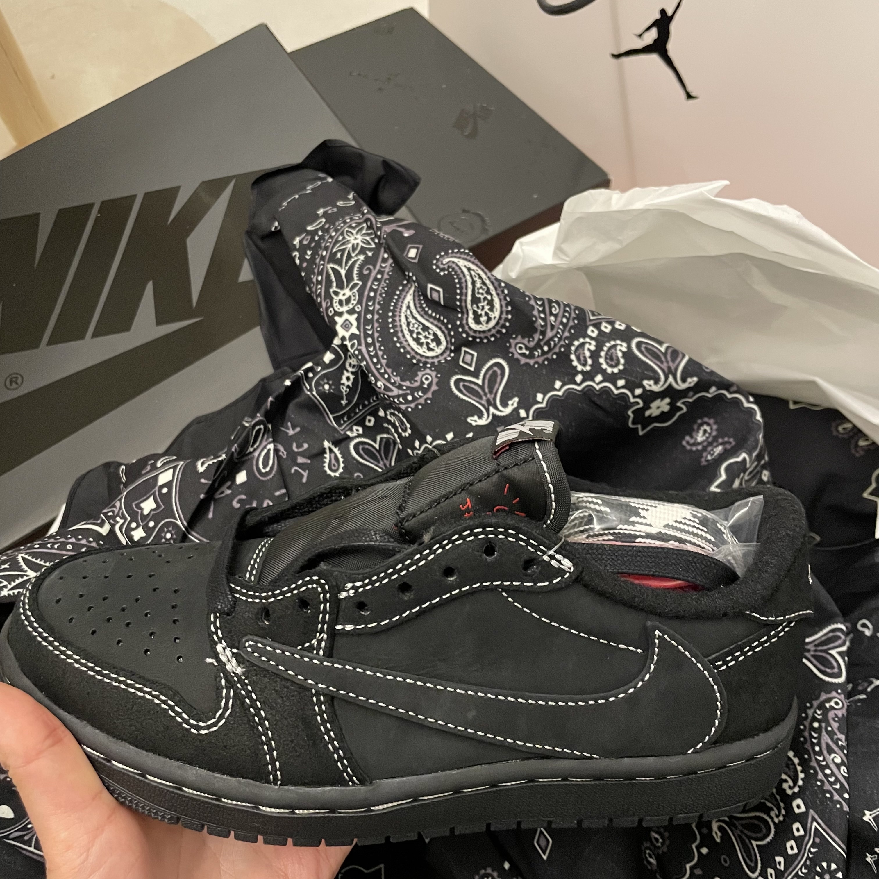 Jordan 1 x Travis Scott Retro Low OG SP Black Phantom 착용 스타일 - 4
