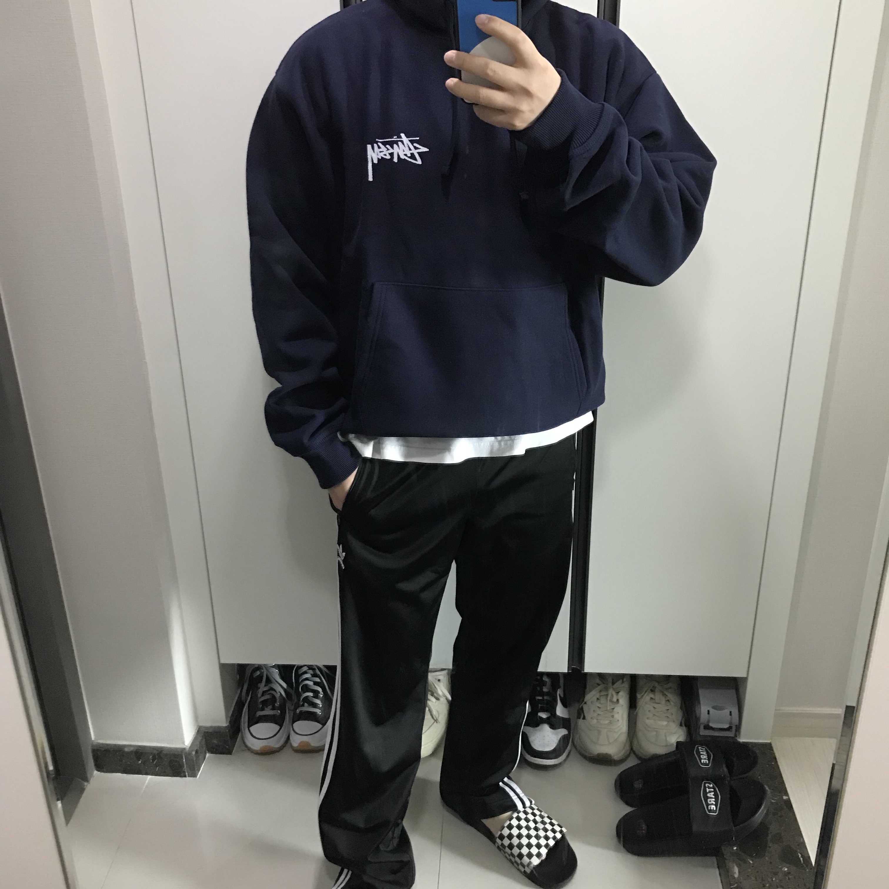 Stussy 8 Ball Fade Hoodie Navy 착용 스타일