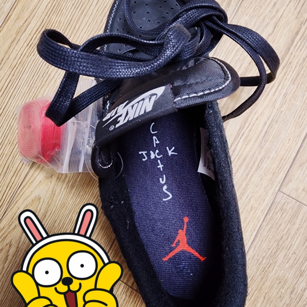Jordan 1 x Travis Scott Retro Low OG SP Black Phantom 착용 스타일 - 2