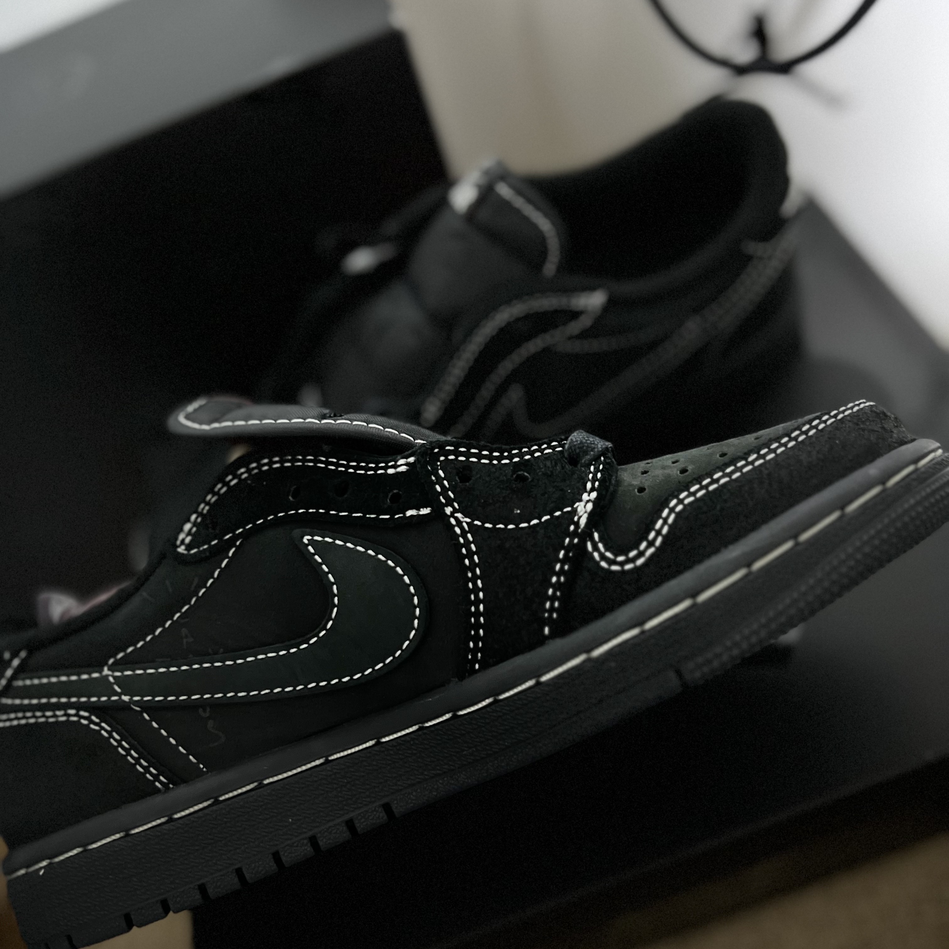 Jordan 1 x Travis Scott Retro Low OG SP Black Phantom 착용 스타일 - 1
