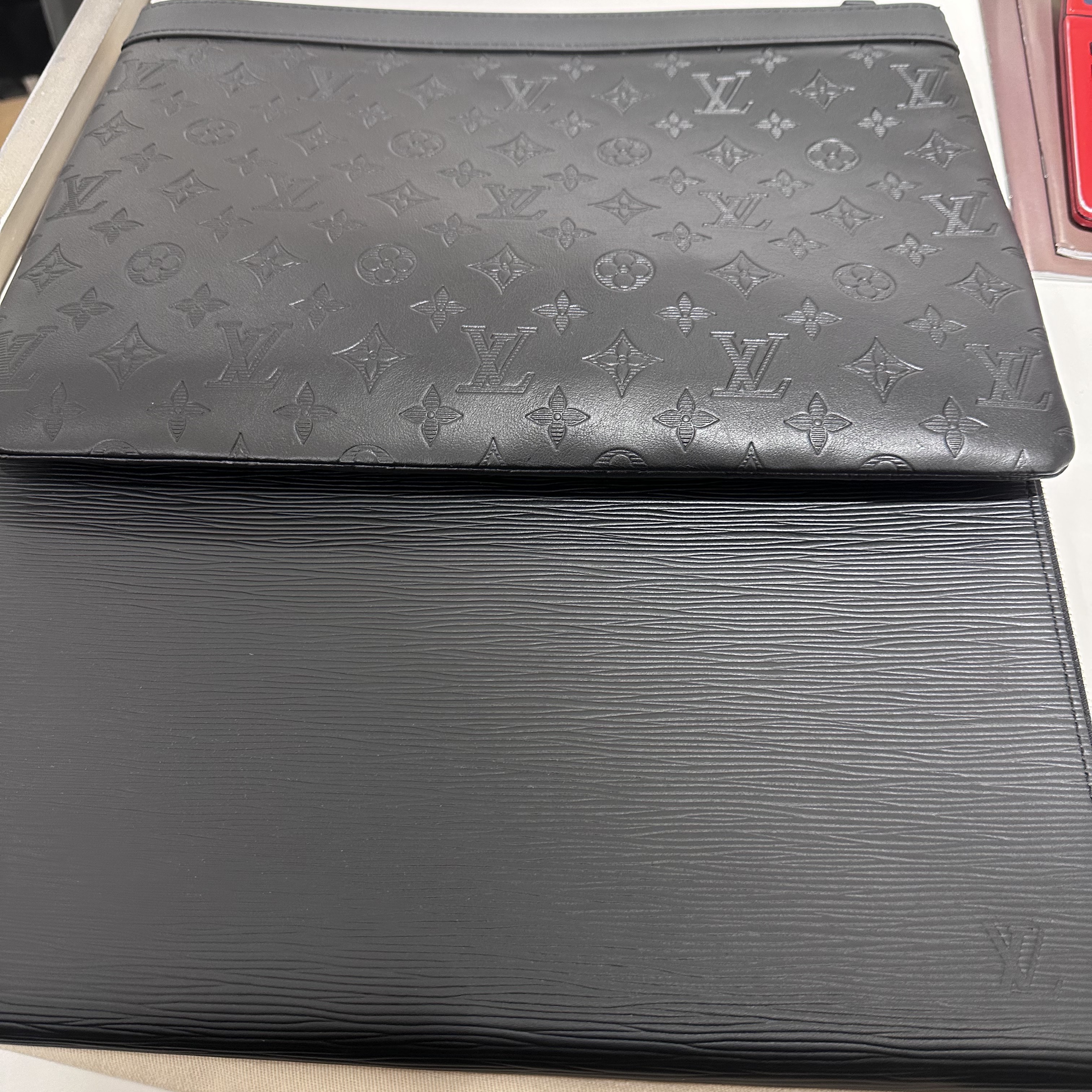 Louis Vuitton Pochette Monogram Shadow Black 착용 스타일
