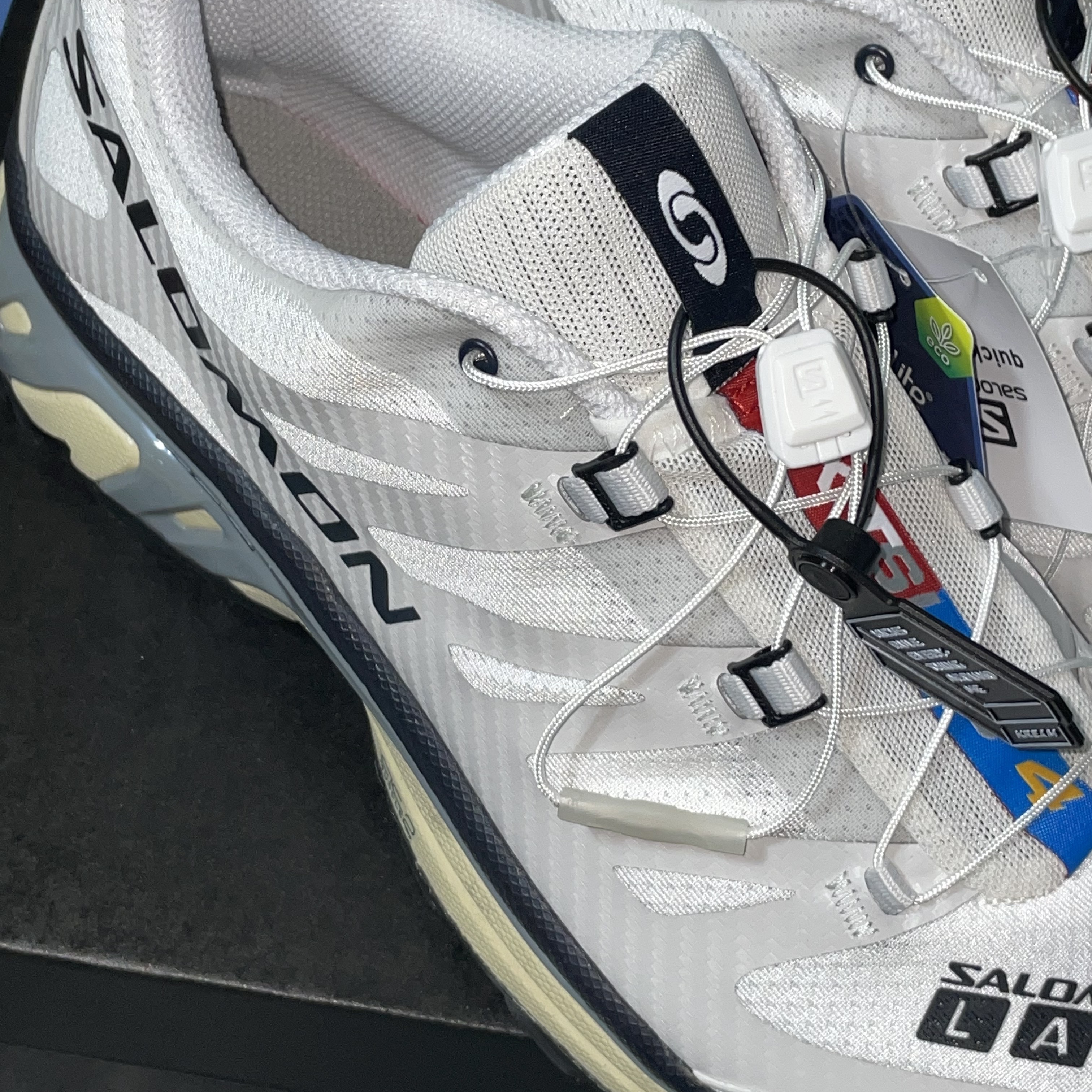 Salomon XT-4 White Lunar Rock 착용 스타일 - 2