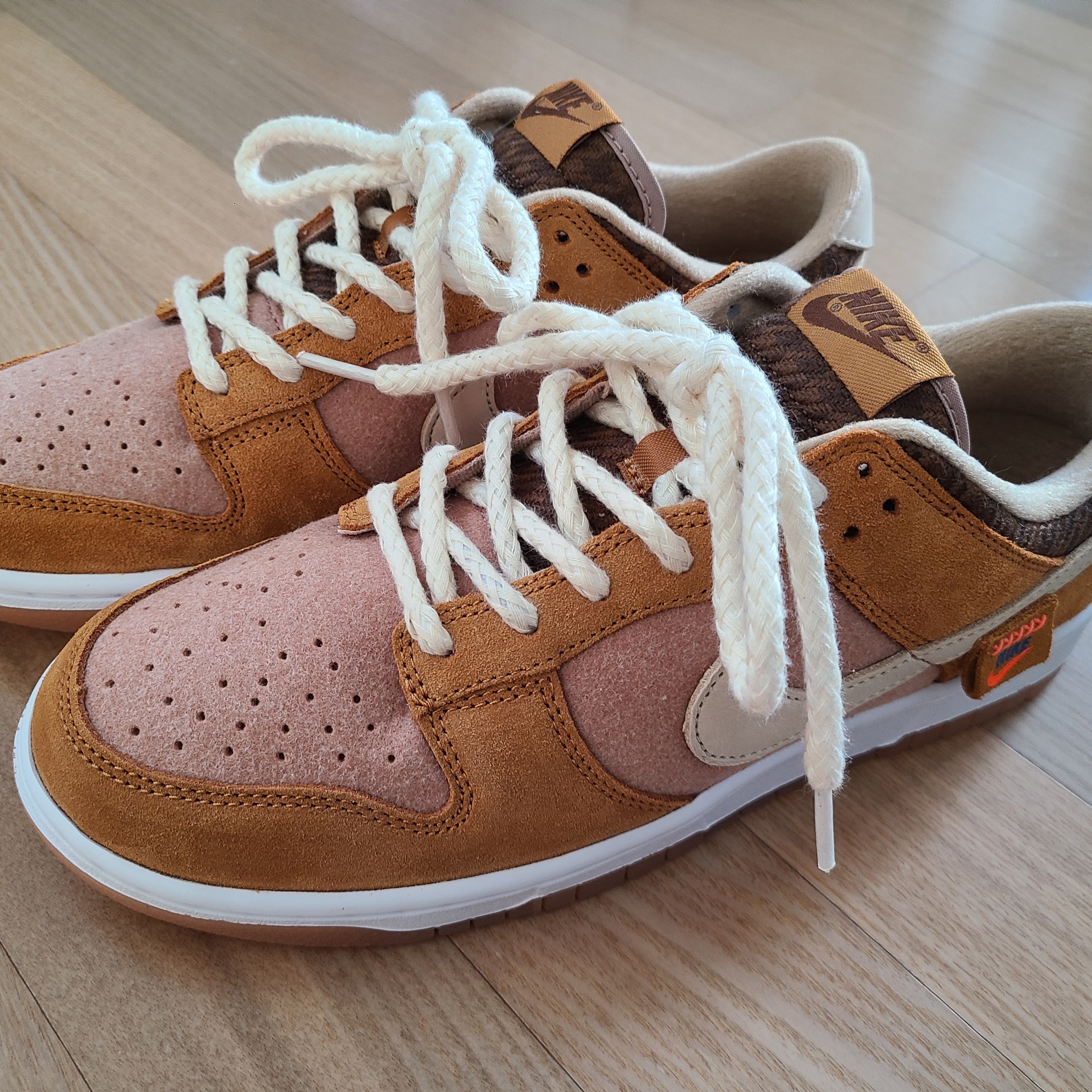 Nike Dunk Low SE Praline Desert Ochre 착용 스타일 - 2