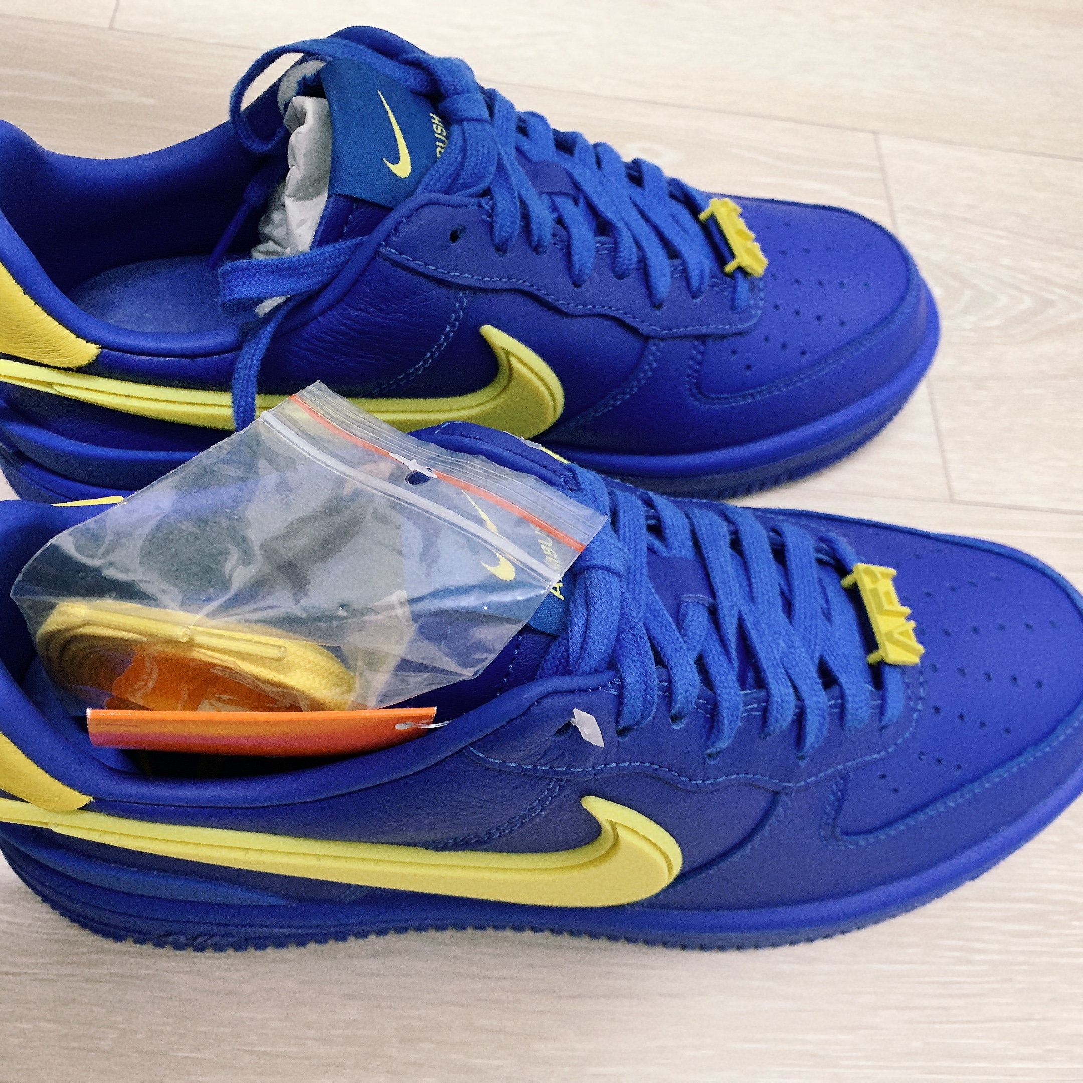 Nike x Ambush Air Force 1 Low SP Game Royal and Vivid Sulfur 착용 스타일 - 3