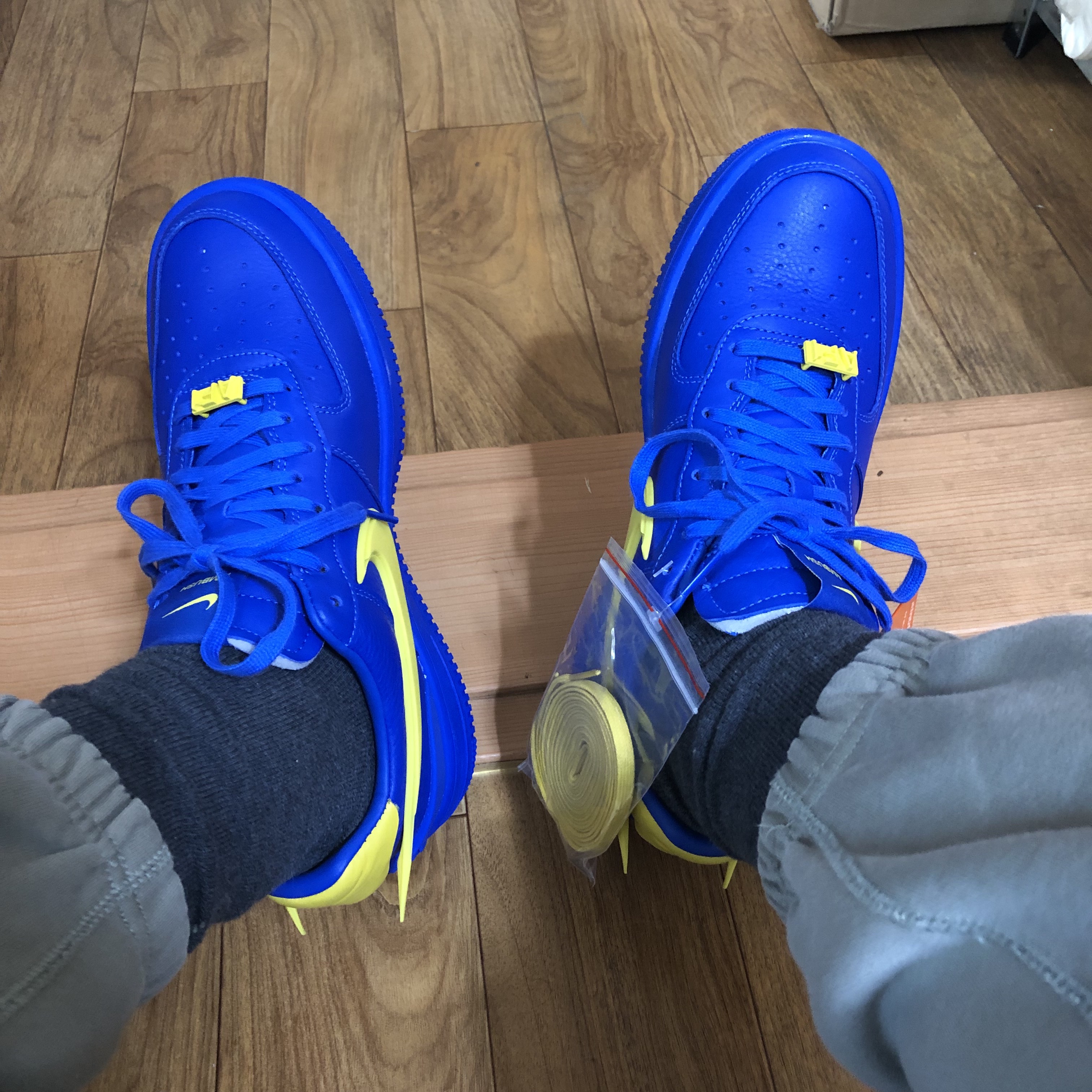 Nike x Ambush Air Force 1 Low SP Game Royal and Vivid Sulfur 착용 스타일 - 1
